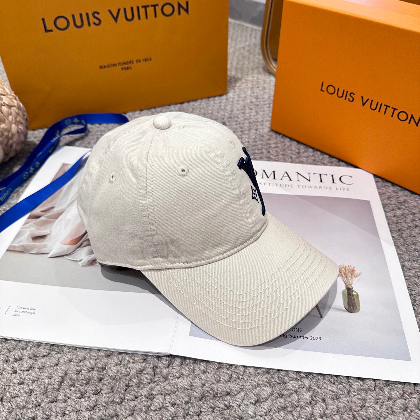 🧢路易威登棒球帽 LouisVuitton😍新款刺绣LV棒球帽，重工打造♥️高端大气，百搭款🤗男女通用！
