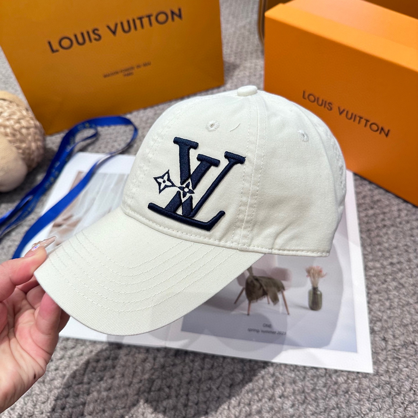 🧢路易威登棒球帽 LouisVuitton😍新款刺绣LV棒球帽，重工打造♥️高端大气，百搭款🤗男女通用！