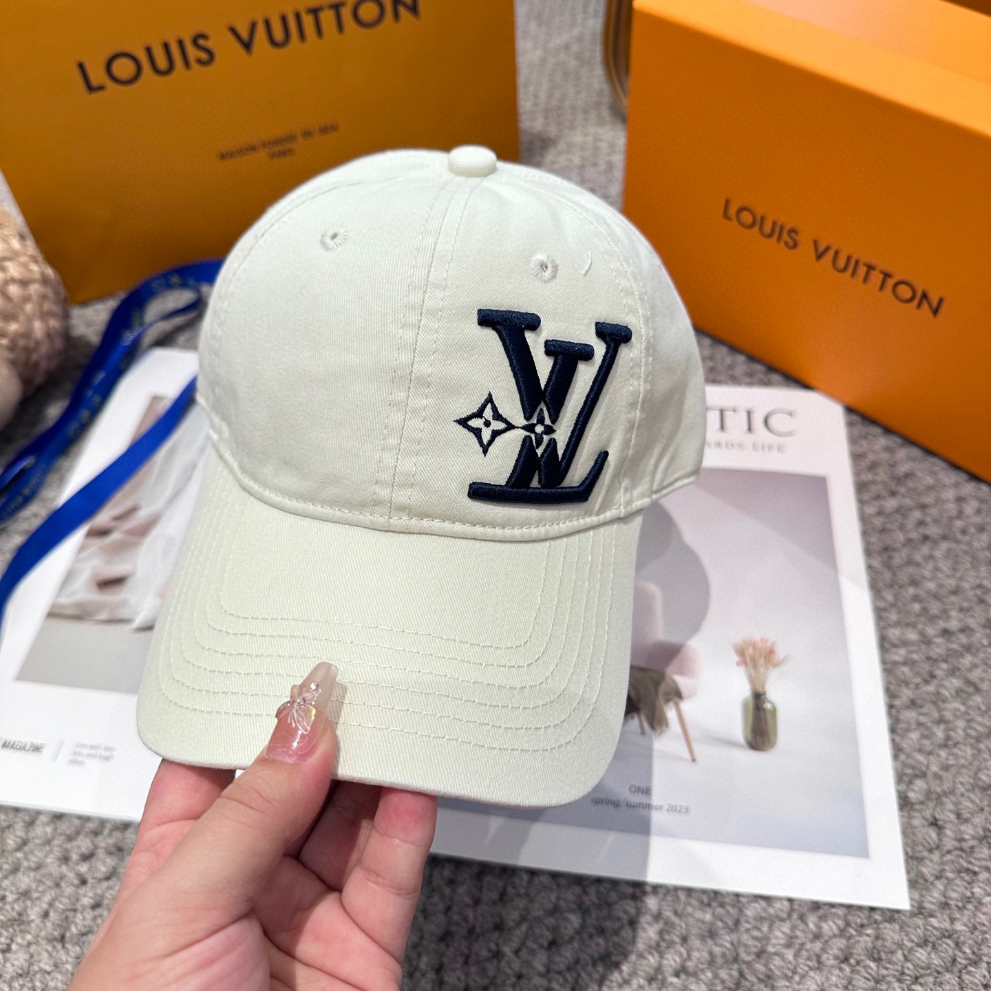 🧢路易威登棒球帽 LouisVuitton😍新款刺绣LV棒球帽，重工打造♥️高端大气，百搭款🤗男女通用！