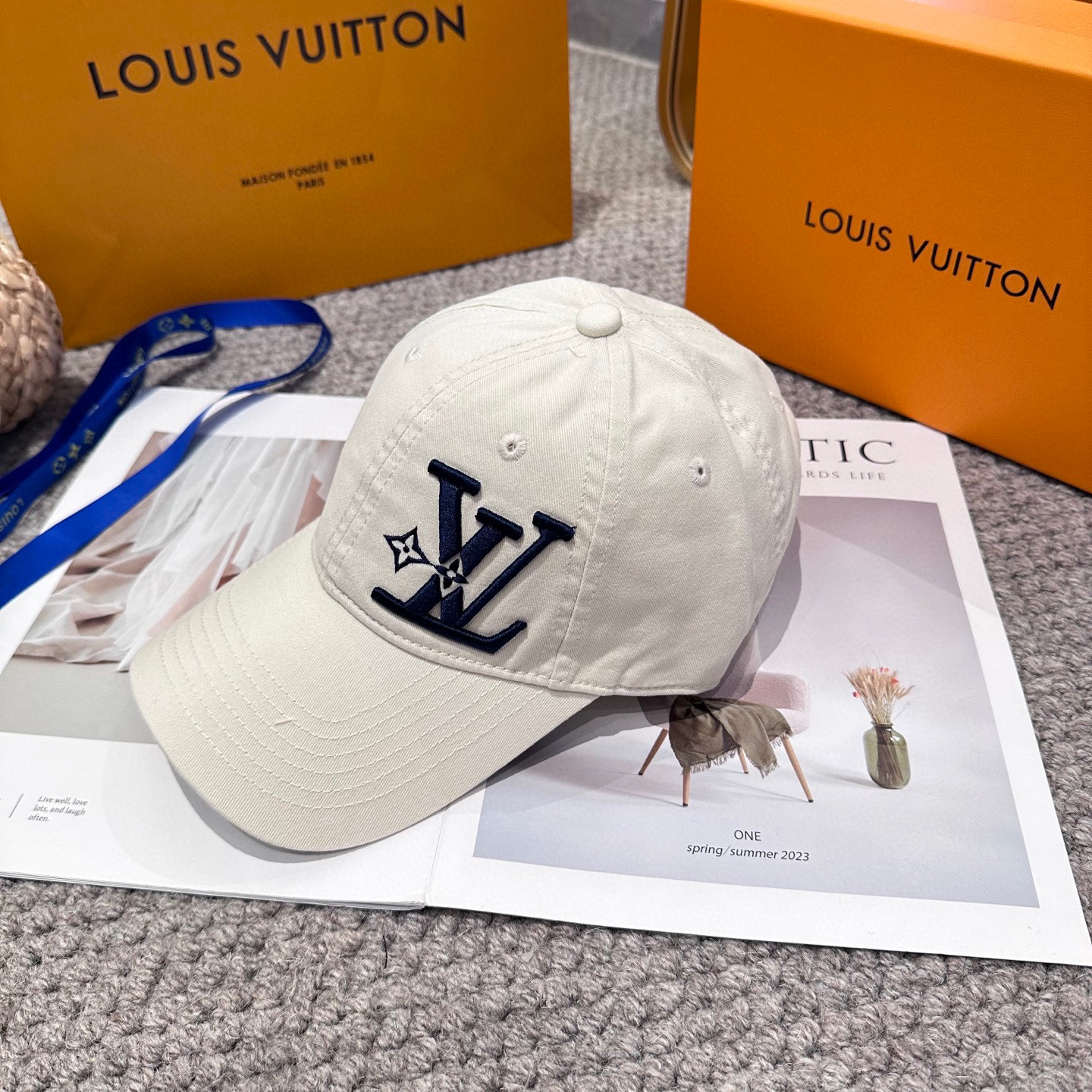 🧢路易威登棒球帽 LouisVuitton😍新款刺绣LV棒球帽，重工打造♥️高端大气，百搭款🤗男女通用！