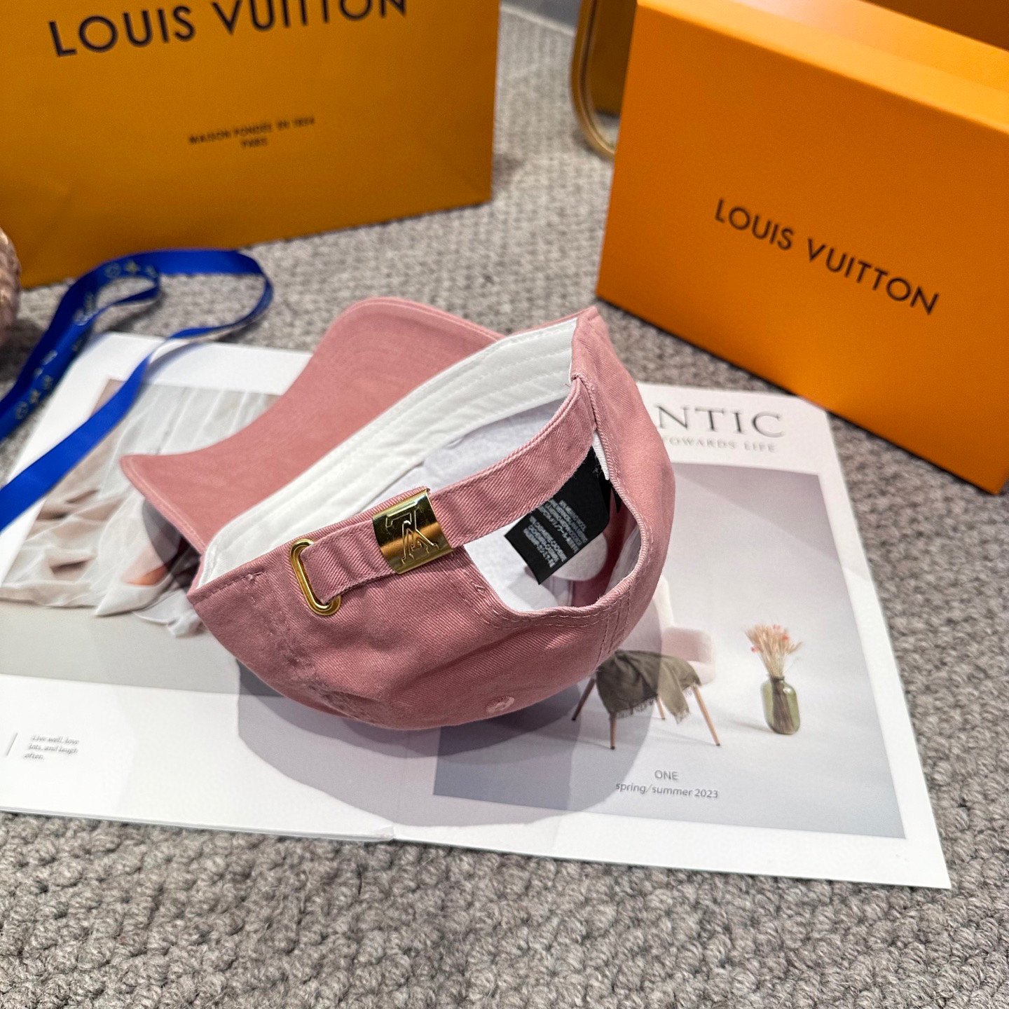 🧢路易威登棒球帽 LouisVuitton😍新款刺绣LV棒球帽，重工打造♥️高端大气，百搭款🤗男女通用！