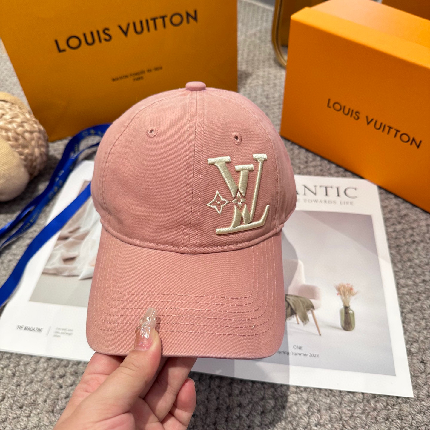🧢路易威登棒球帽 LouisVuitton😍新款刺绣LV棒球帽，重工打造♥️高端大气，百搭款🤗男女通用！