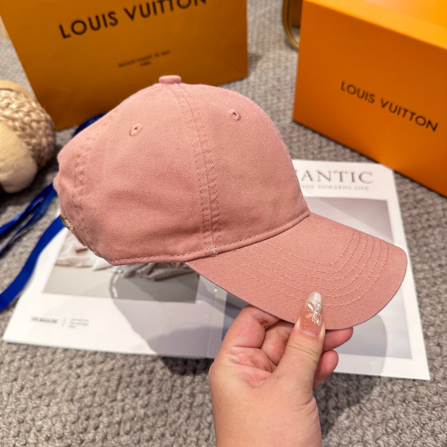 🧢路易威登棒球帽 LouisVuitton😍新款刺绣LV棒球帽，重工打造♥️高端大气，百搭款🤗男女通用！