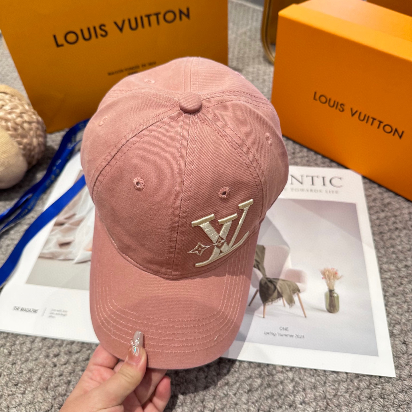🧢路易威登棒球帽 LouisVuitton😍新款刺绣LV棒球帽，重工打造♥️高端大气，百搭款🤗男女通用！