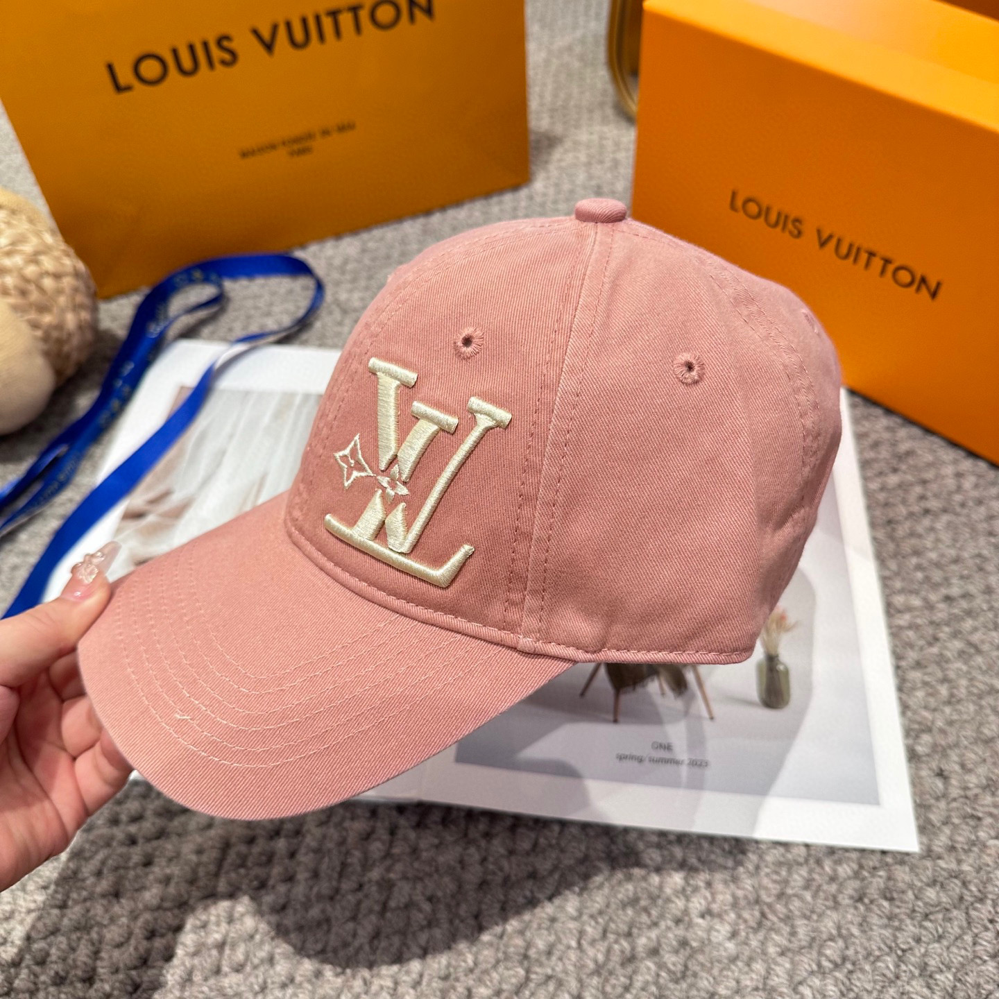 🧢路易威登棒球帽 LouisVuitton😍新款刺绣LV棒球帽，重工打造♥️高端大气，百搭款🤗男女通用！