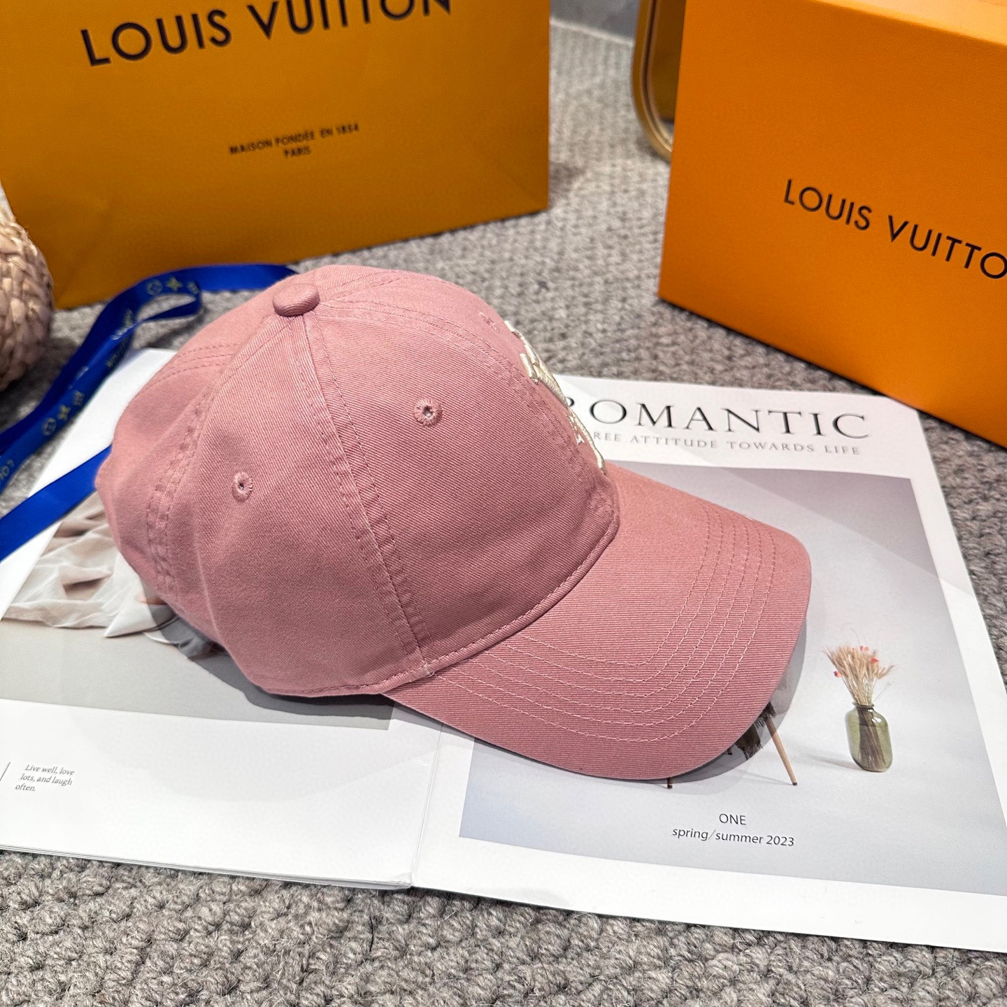 🧢路易威登棒球帽 LouisVuitton😍新款刺绣LV棒球帽，重工打造♥️高端大气，百搭款🤗男女通用！