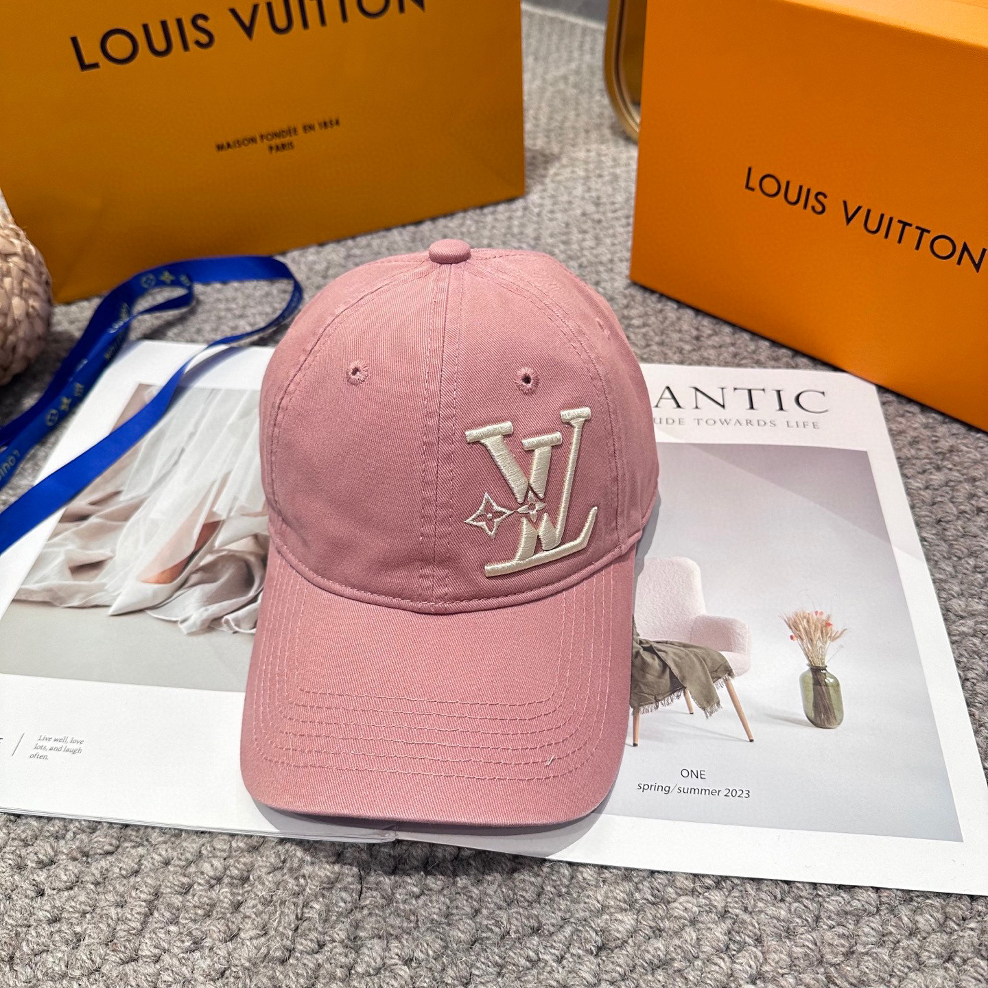 🧢路易威登棒球帽 LouisVuitton😍新款刺绣LV棒球帽，重工打造♥️高端大气，百搭款🤗男女通用！