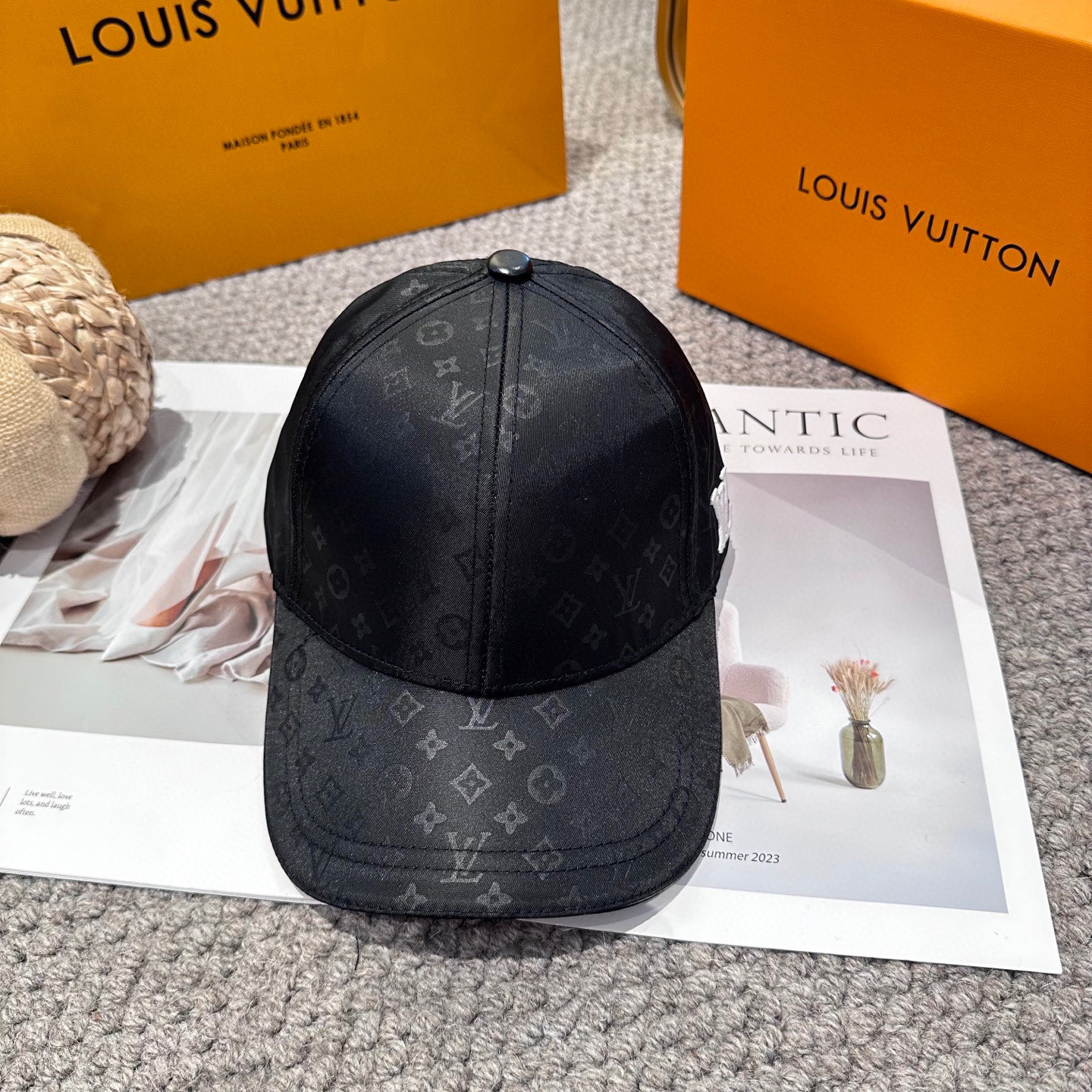 🧢路易威登棒球帽 LouisVuitton😍新款LV棒球帽，重工打造♥️高端大气，百搭款🤗男女通用！