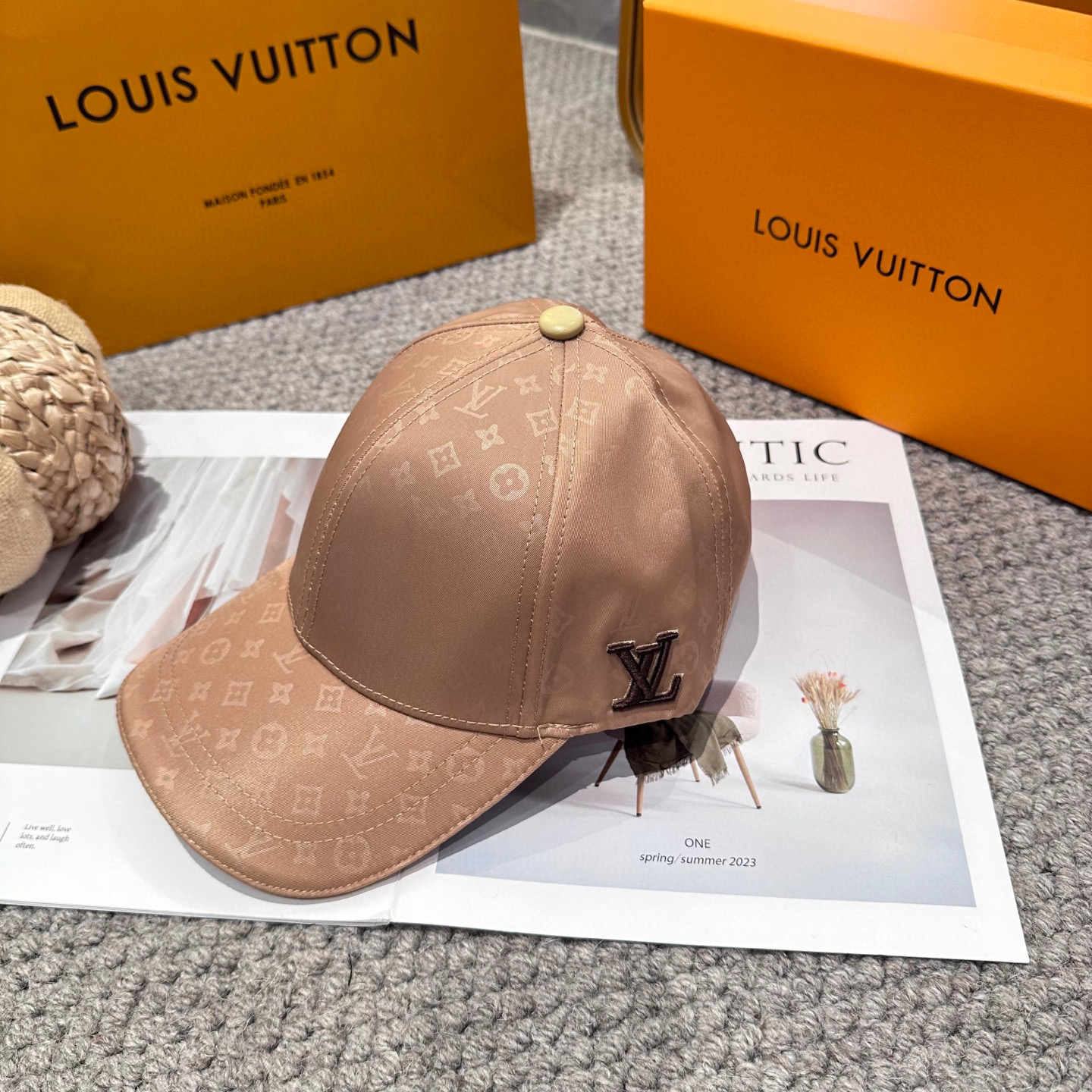 🧢路易威登棒球帽 LouisVuitton😍新款LV棒球帽，重工打造♥️高端大气，百搭款🤗男女通用！