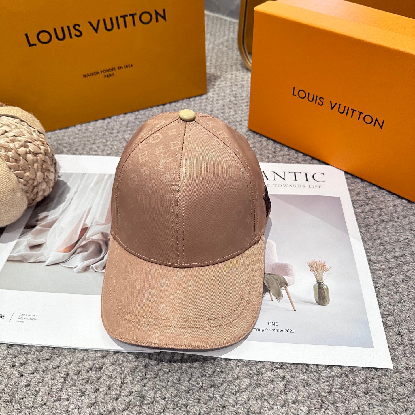 🧢路易威登棒球帽 LouisVuitton😍新款LV棒球帽，重工打造♥️高端大气，百搭款🤗男女通用！
