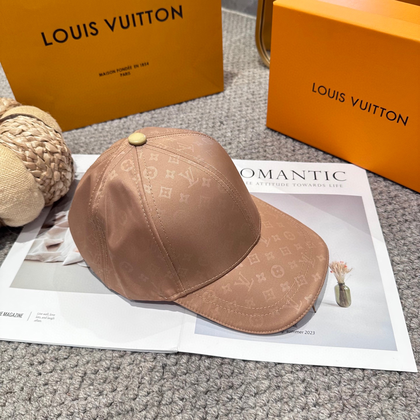 🧢路易威登棒球帽 LouisVuitton😍新款LV棒球帽，重工打造♥️高端大气，百搭款🤗男女通用！
