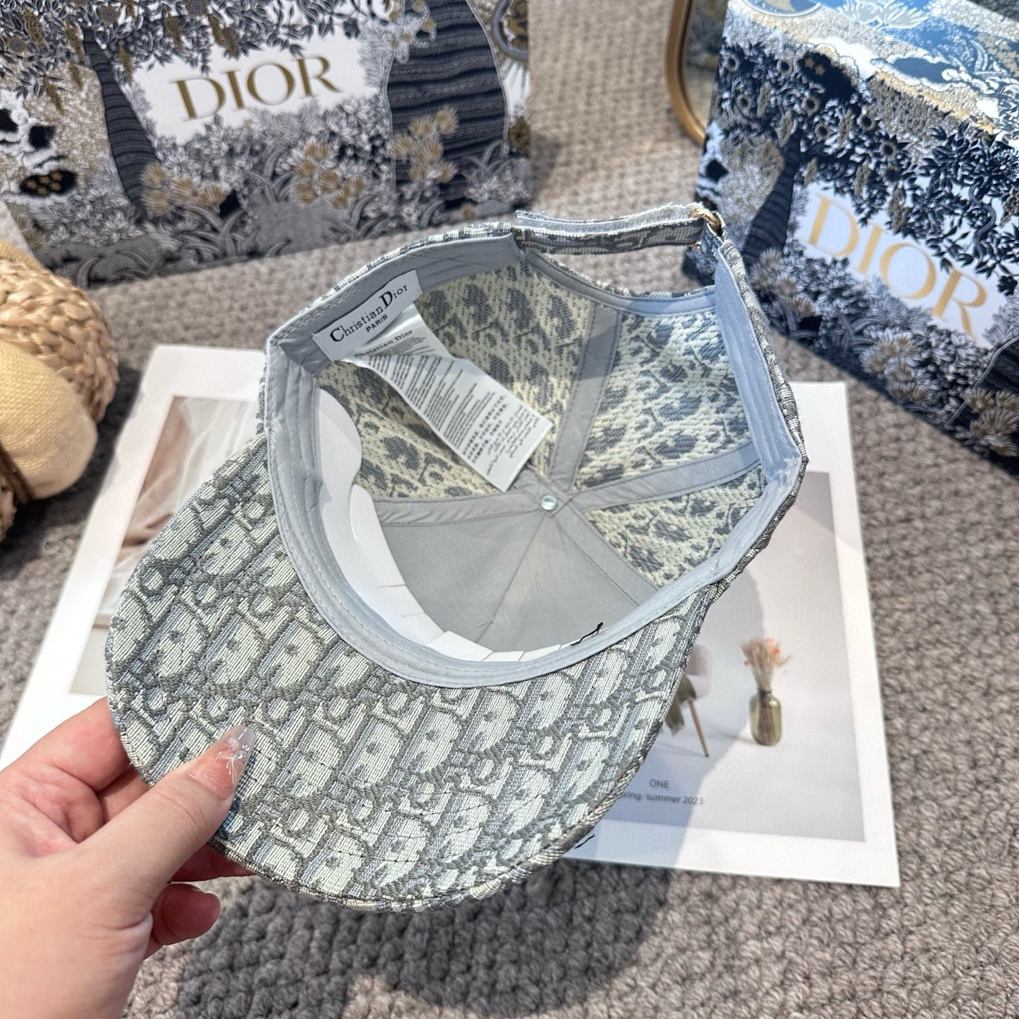  DIOR迪奥 刺绣
官网同步新款发布 老花D家棒球帽🧢，水洗标超级火爆