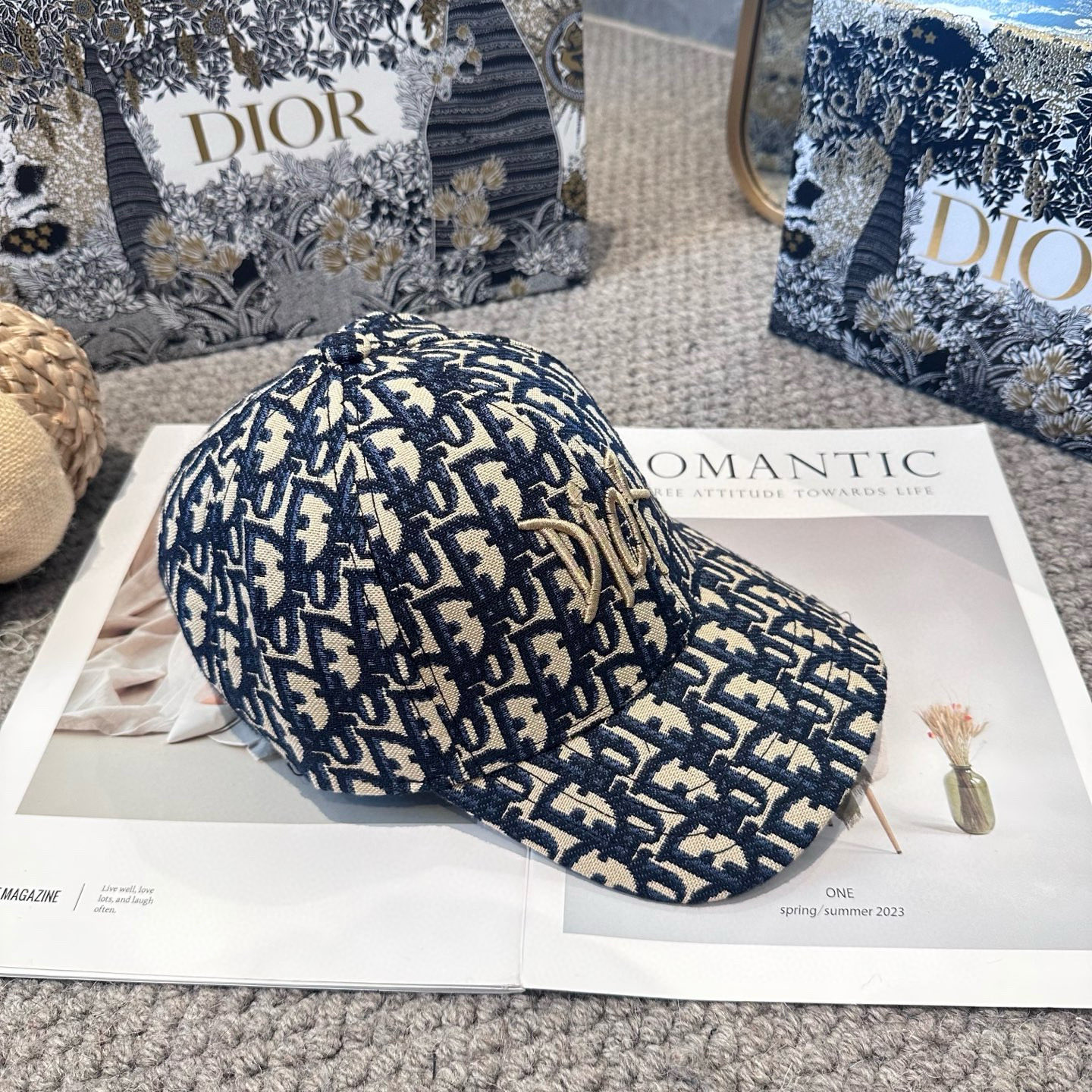  DIOR迪奥 刺绣
官网同步新款发布 老花D家棒球帽🧢，水洗标超级火爆