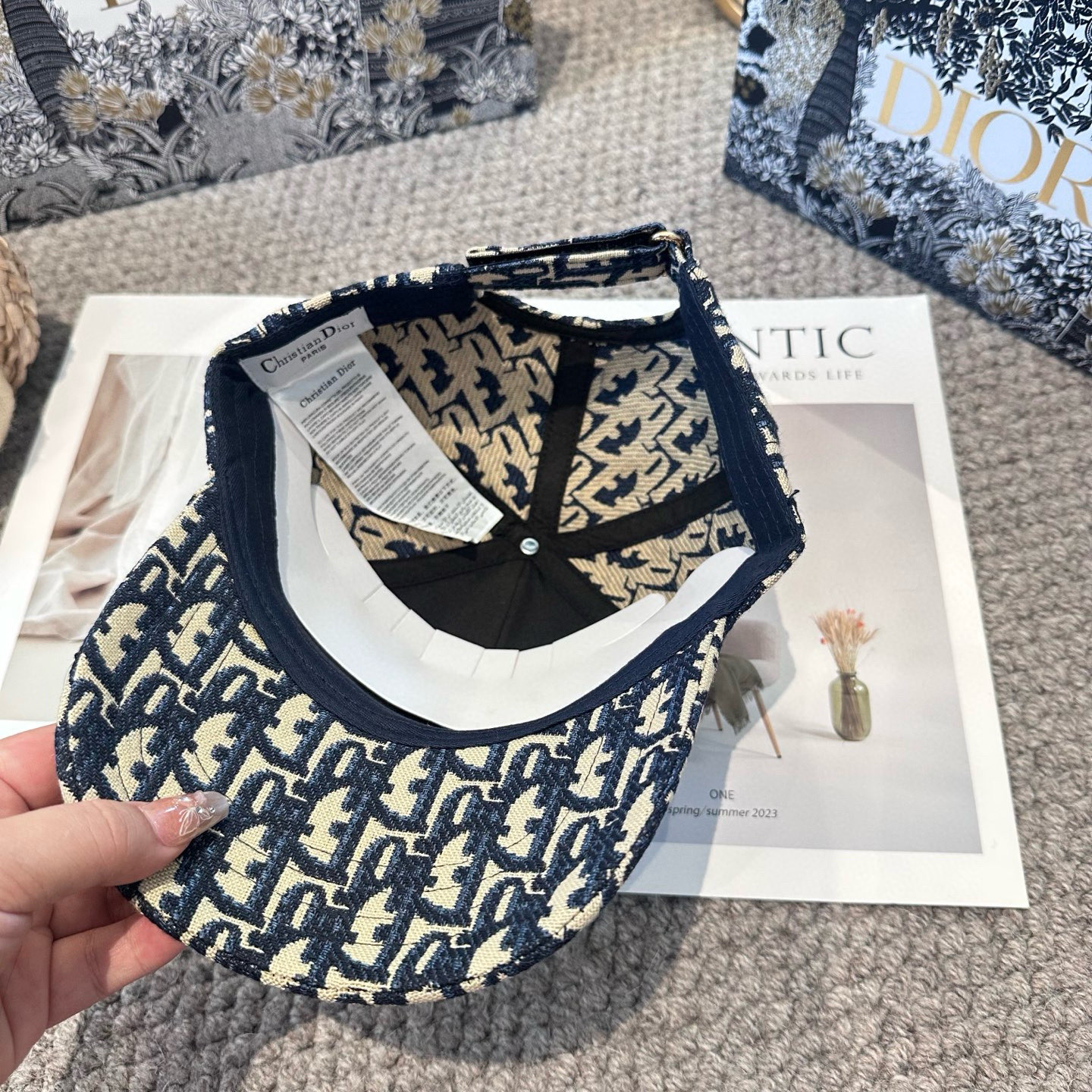  DIOR迪奥 刺绣
官网同步新款发布 老花D家棒球帽🧢，水洗标超级火爆