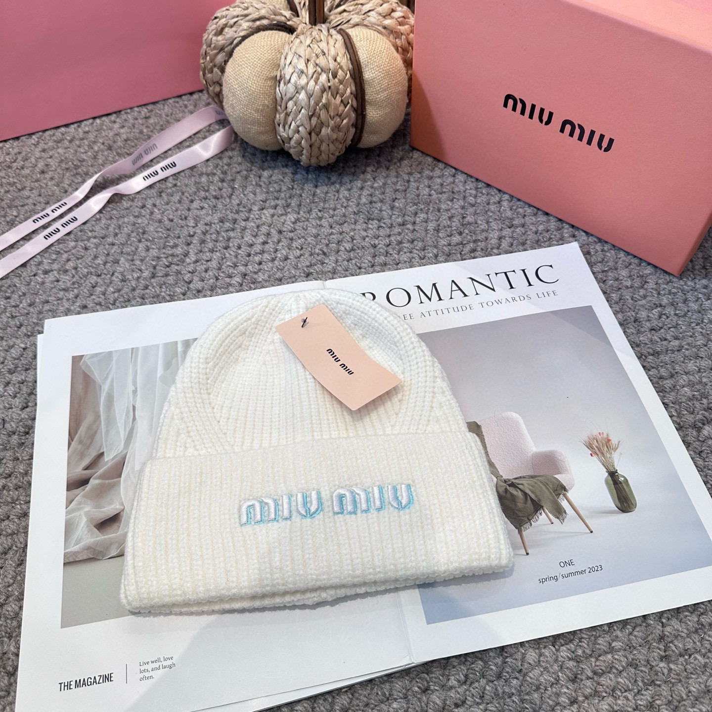 miumiu缪缪🐰秋冬刺绣毛线帽这种高级简直质感从头开始了！巨推荐大家这顶不管什么类型的衣服都好配💖休闲