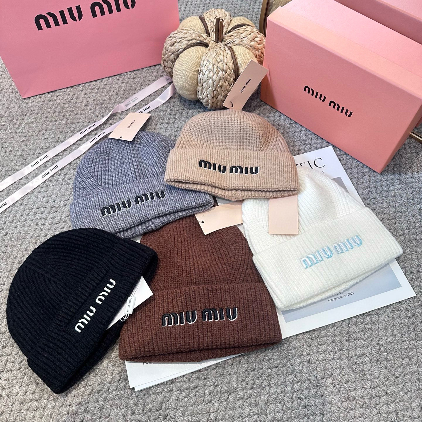 miumiu缪缪🐰秋冬刺绣毛线帽这种高级简直质感从头开始了！巨推荐大家这顶不管什么类型的衣服都好配💖休闲