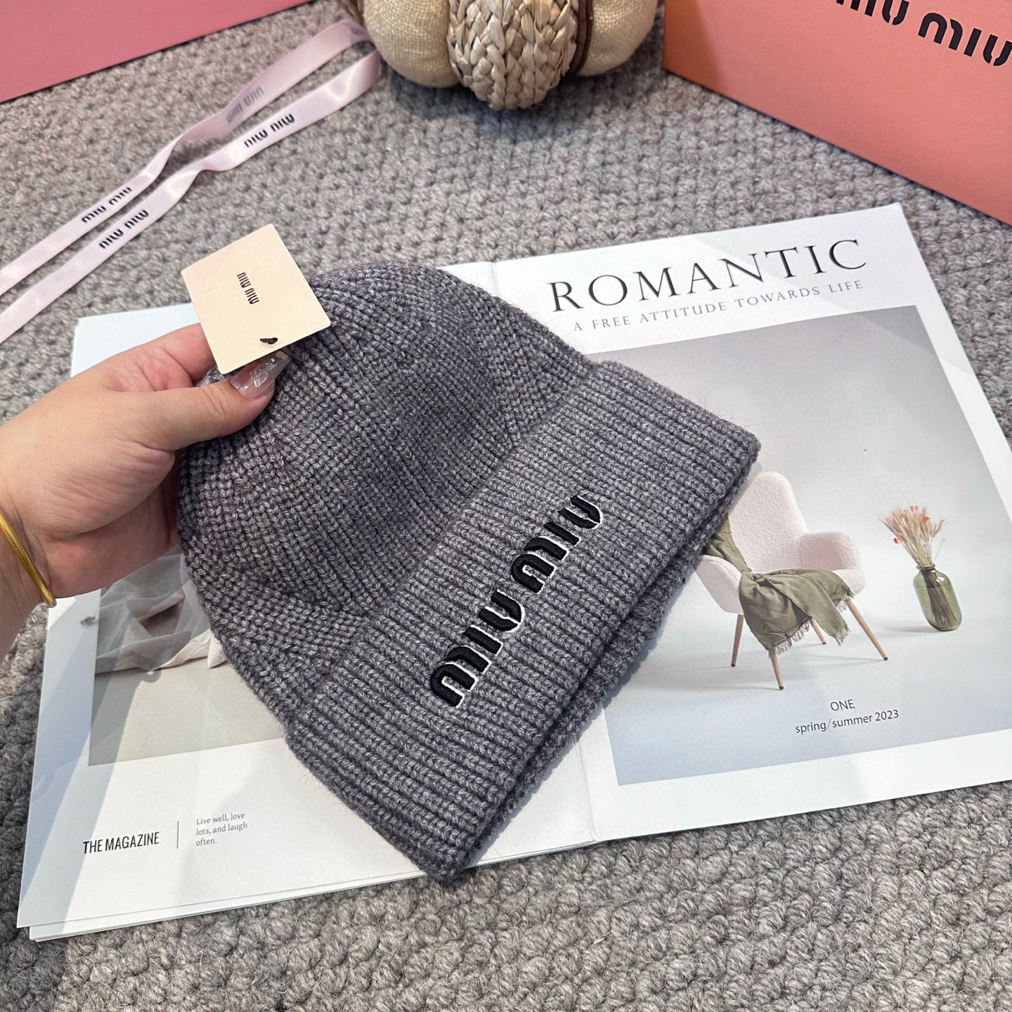 miumiu缪缪🐰秋冬刺绣毛线帽这种高级简直质感从头开始了！巨推荐大家这顶不管什么类型的衣服都好配💖休闲