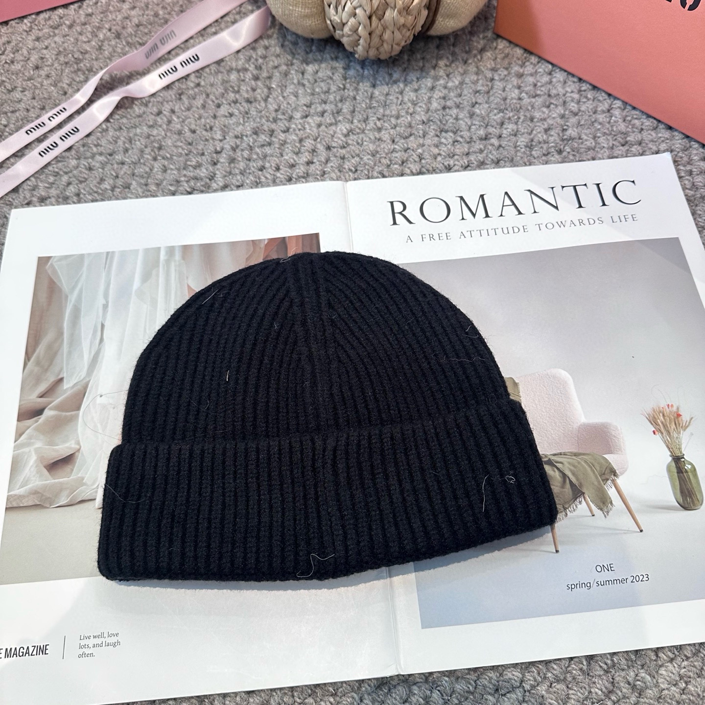 miumiu缪缪🐰秋冬刺绣毛线帽这种高级简直质感从头开始了！巨推荐大家这顶不管什么类型的衣服都好配💖休闲