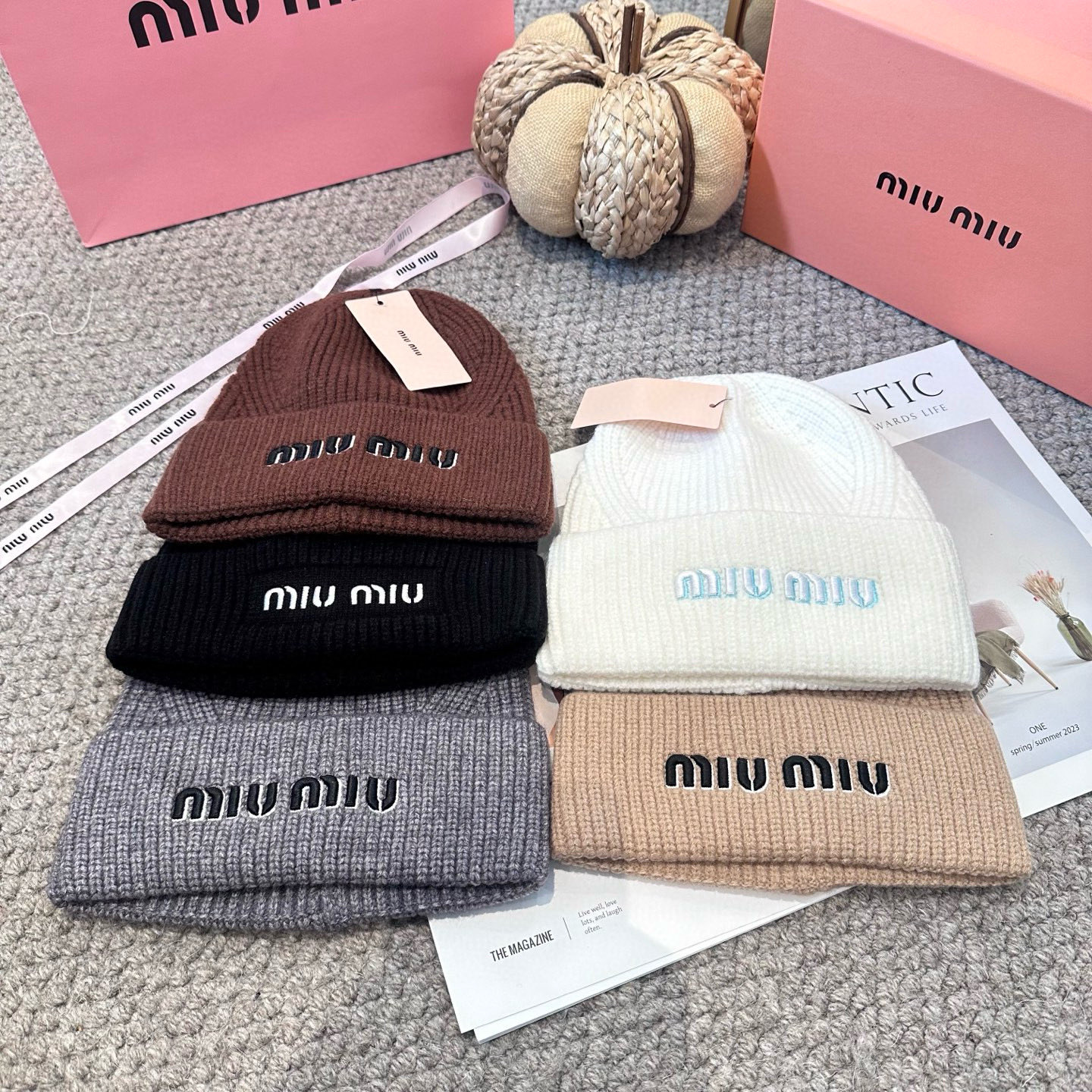 miumiu缪缪🐰秋冬刺绣毛线帽这种高级简直质感从头开始了！巨推荐大家这顶不管什么类型的衣服都好配💖休闲