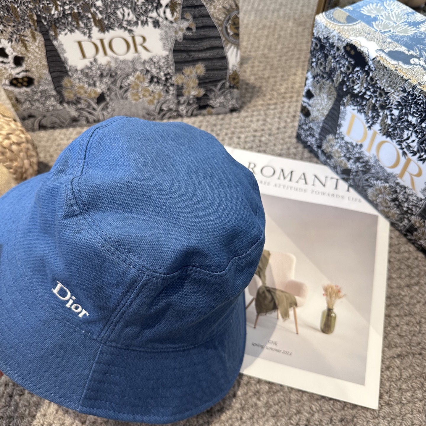 迪奥Dior 官网最新双面刺绣迪奥logo渔夫帽，防晒指数超高，特别显脸小，有型不软塌，可随意折叠，携带