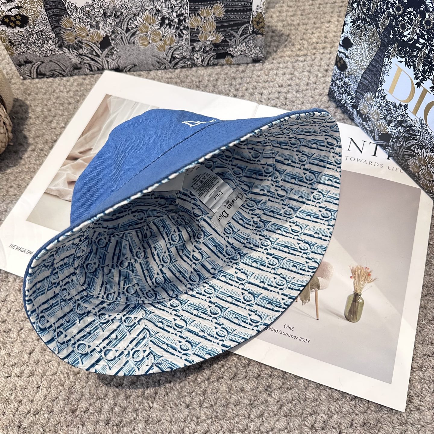 迪奥Dior 官网最新双面刺绣迪奥logo渔夫帽，防晒指数超高，特别显脸小，有型不软塌，可随意折叠，携带