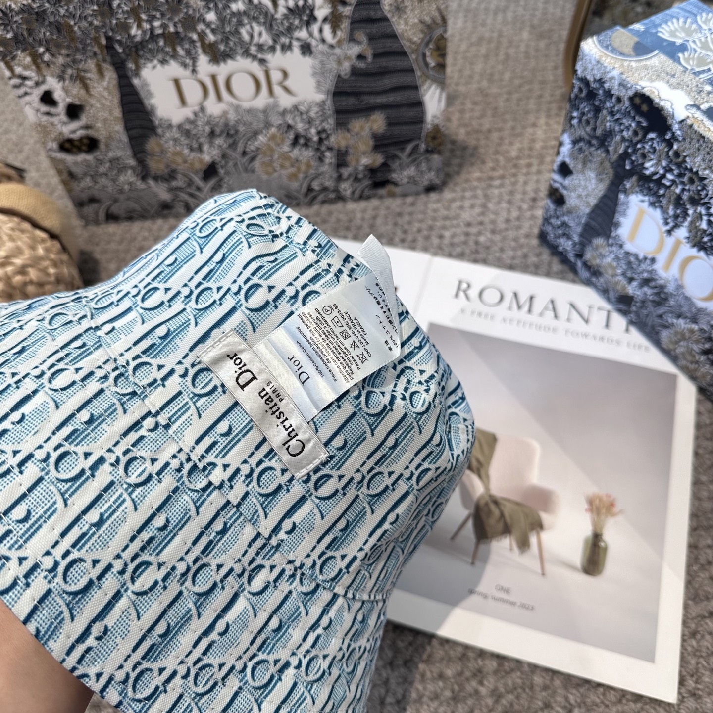 迪奥Dior 官网最新双面刺绣迪奥logo渔夫帽，防晒指数超高，特别显脸小，有型不软塌，可随意折叠，携带