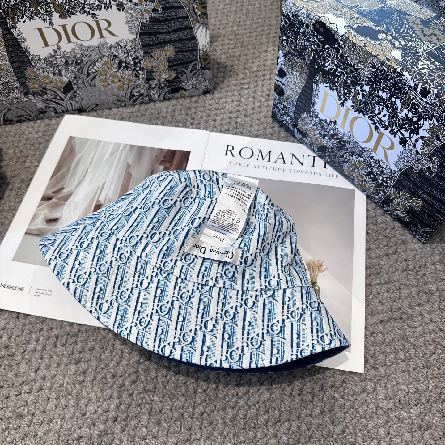 迪奥Dior 官网最新双面刺绣迪奥logo渔夫帽，防晒指数超高，特别显脸小，有型不软塌，可随意折叠，携带