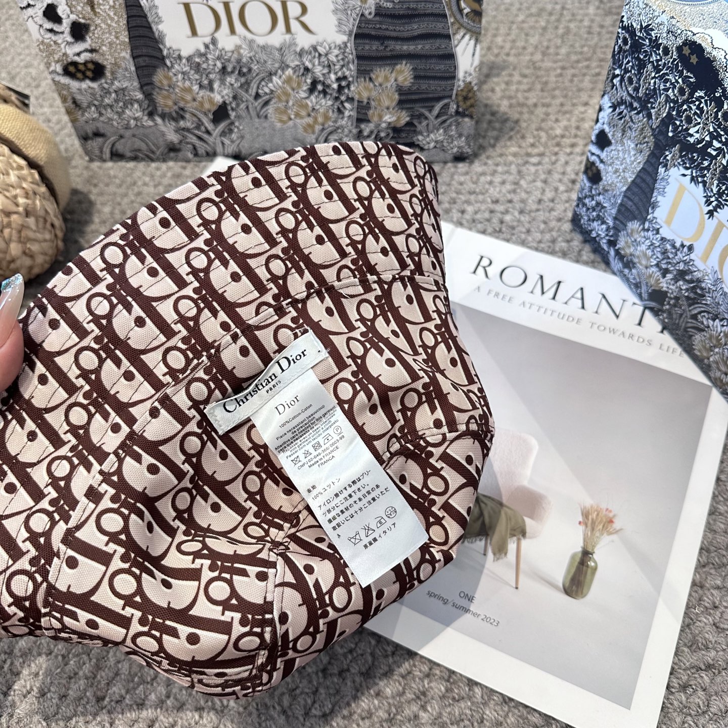 P68 迪奥Dior 官网最新双面刺绣迪奥logo渔夫帽，防晒指数超高，特别显脸小，有型不软塌，可随意折叠，携带方便🤗