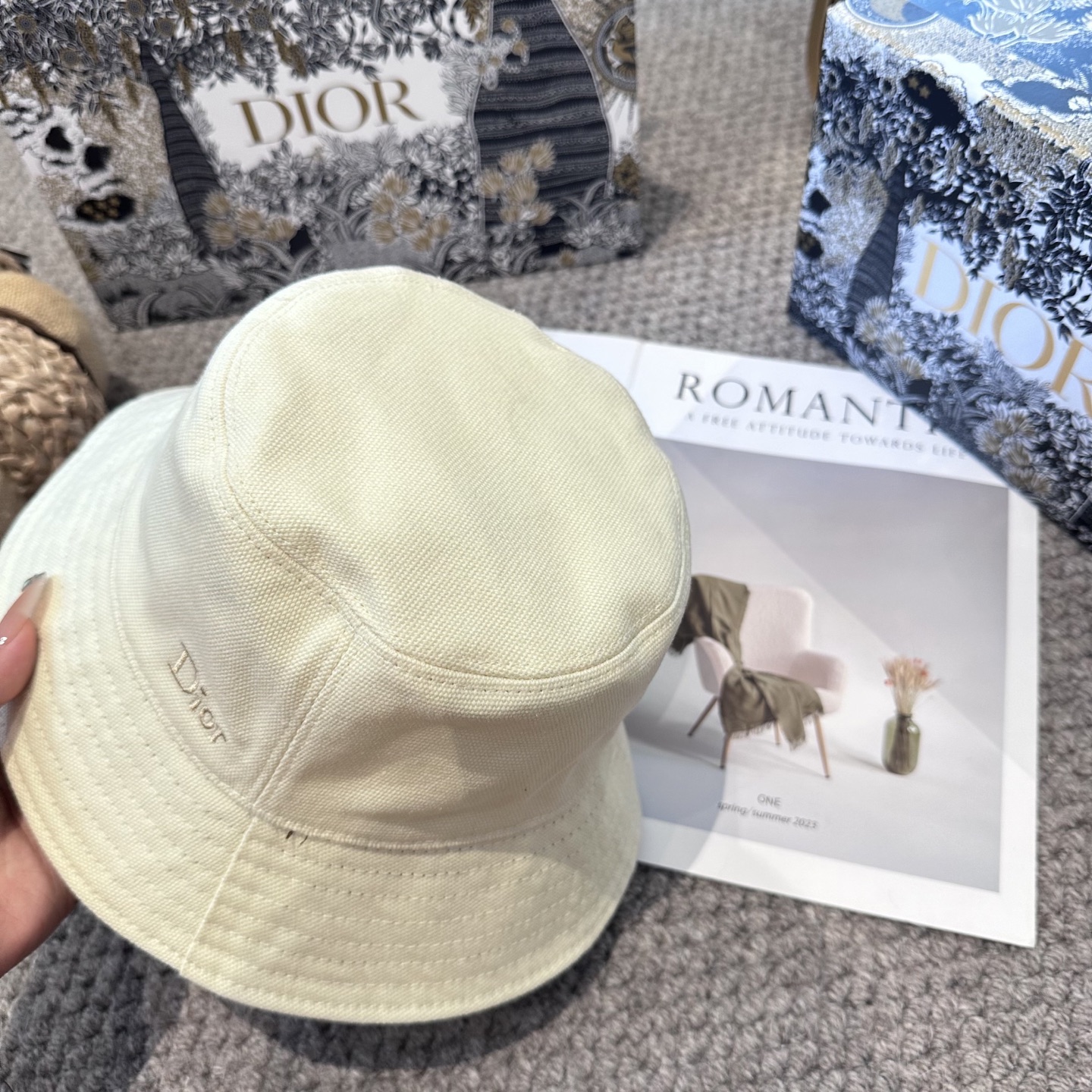 P68 迪奥Dior 官网最新双面刺绣迪奥logo渔夫帽，防晒指数超高，特别显脸小，有型不软塌，可随意折叠，携带方便🤗