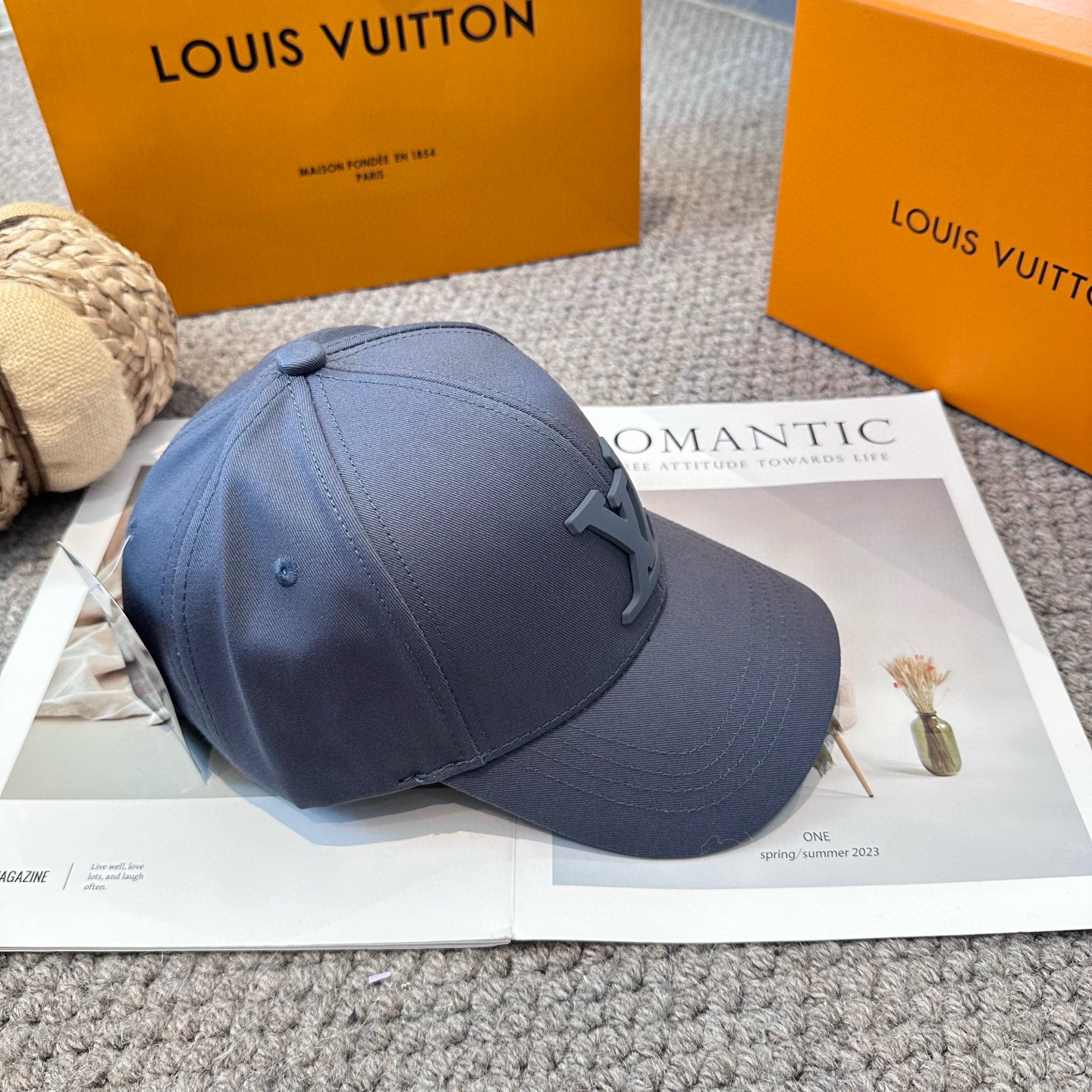 🧢路易威登棒球帽 LouisVuitton😍新款LV棒球帽，重工打造♥️高端大气，百搭款🤗男女通用！3色
