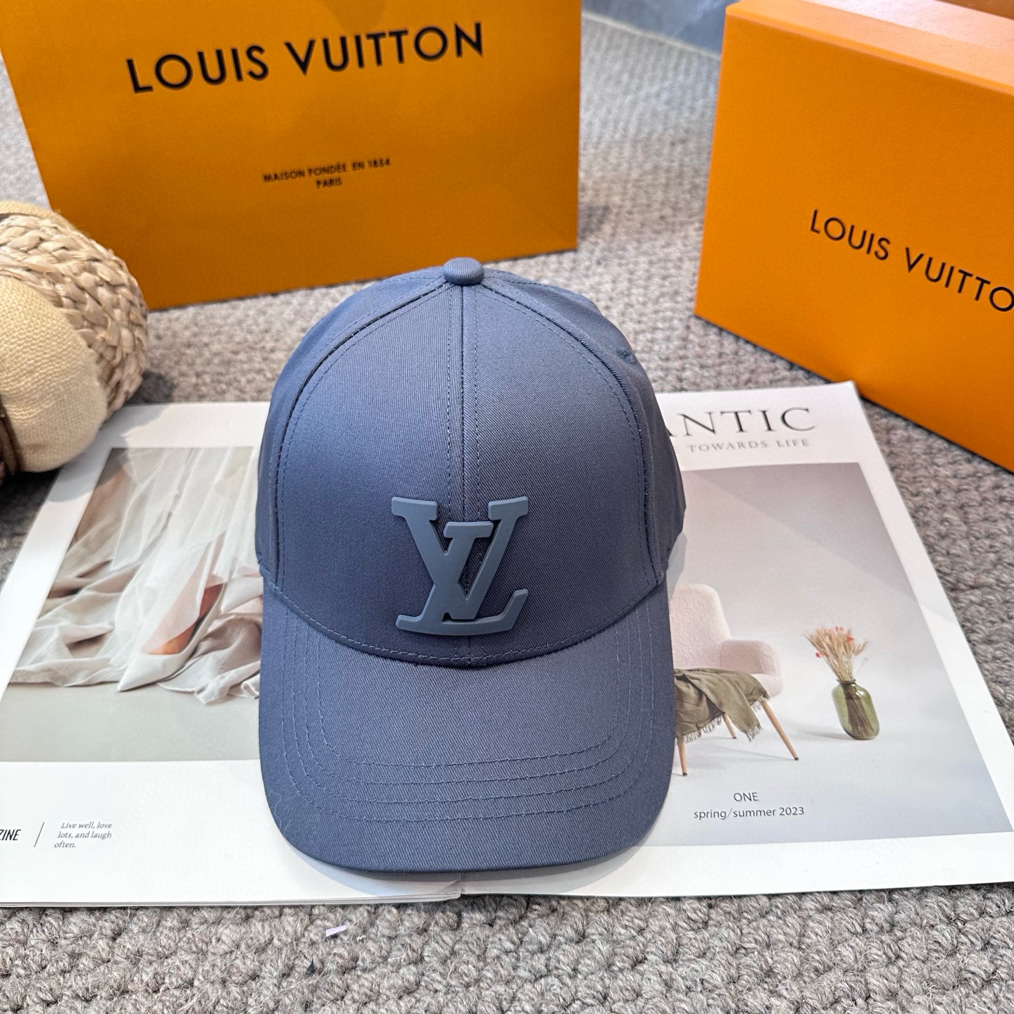 🧢路易威登棒球帽 LouisVuitton😍新款LV棒球帽，重工打造♥️高端大气，百搭款🤗男女通用！3色