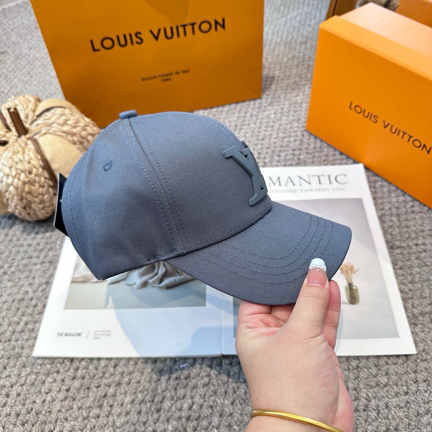 🧢路易威登棒球帽 LouisVuitton😍新款LV棒球帽，重工打造♥️高端大气，百搭款🤗男女通用！3色