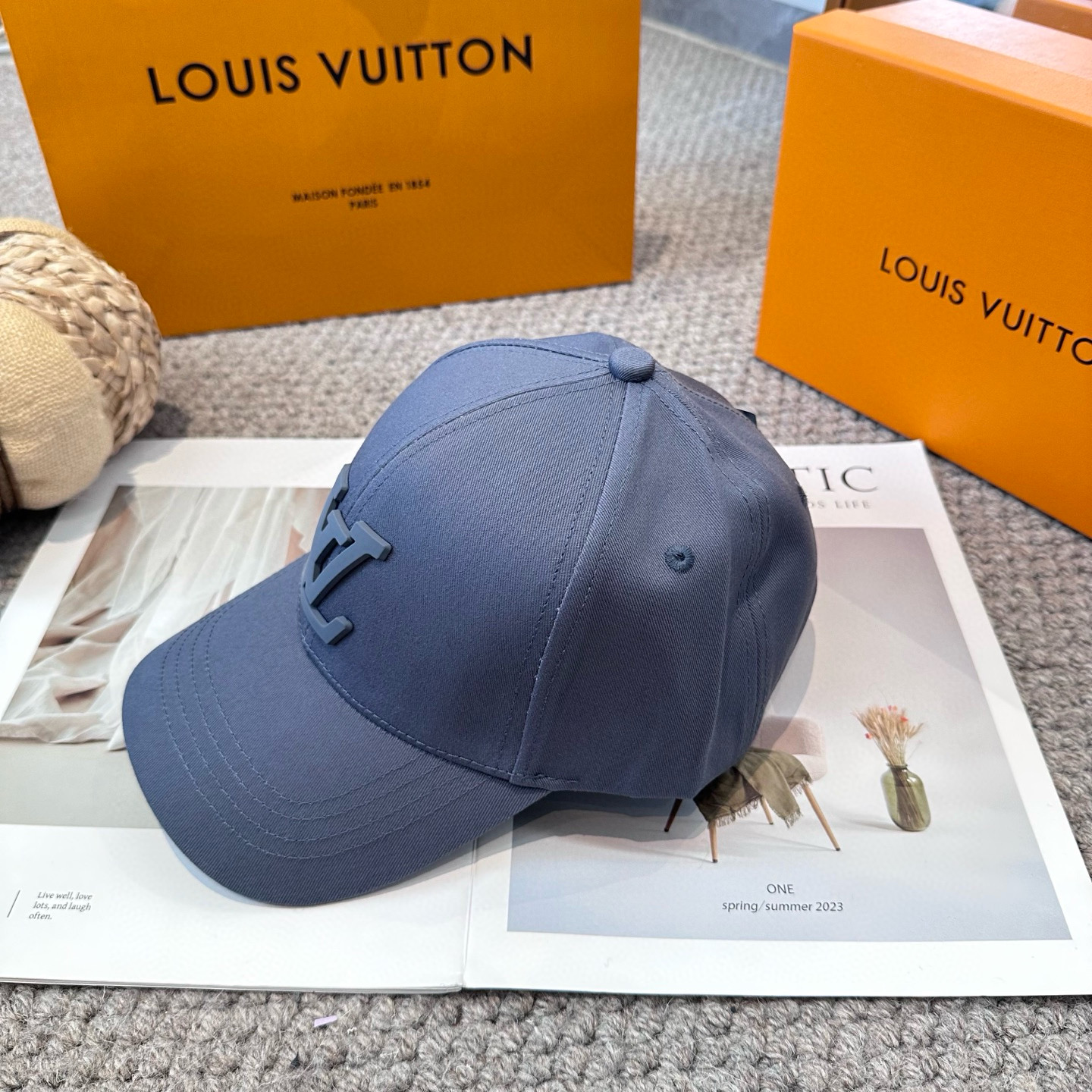 🧢路易威登棒球帽 LouisVuitton😍新款LV棒球帽，重工打造♥️高端大气，百搭款🤗男女通用！3色