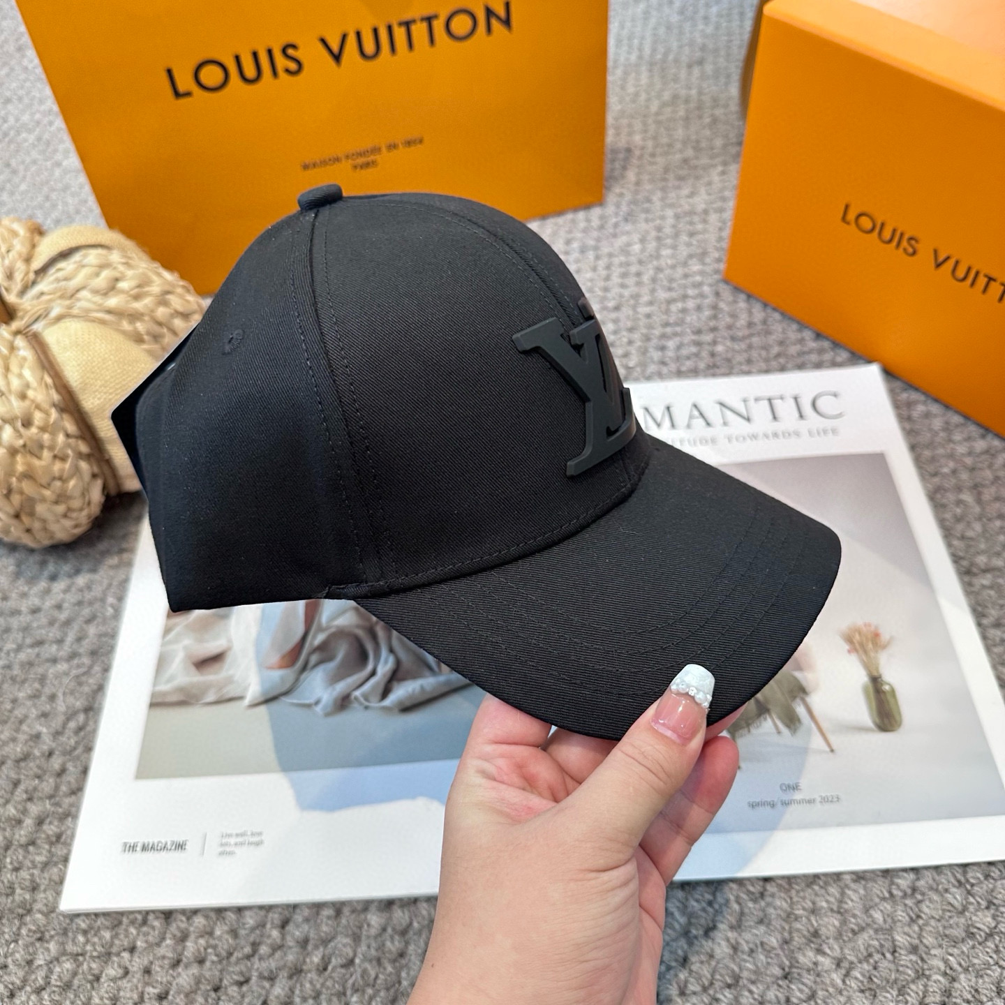 🧢路易威登棒球帽 LouisVuitton😍新款LV棒球帽，重工打造♥️高端大气，百搭款🤗男女通用！3色