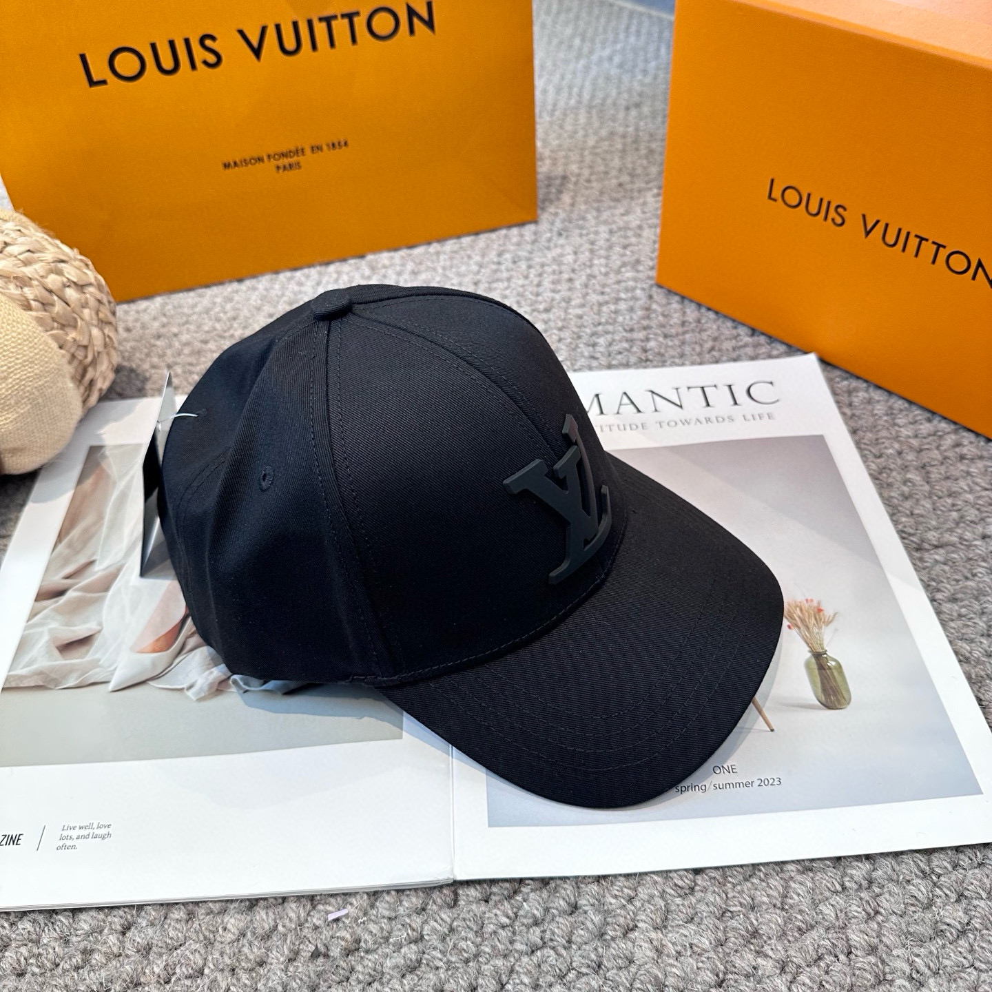 🧢路易威登棒球帽 LouisVuitton😍新款LV棒球帽，重工打造♥️高端大气，百搭款🤗男女通用！3色
