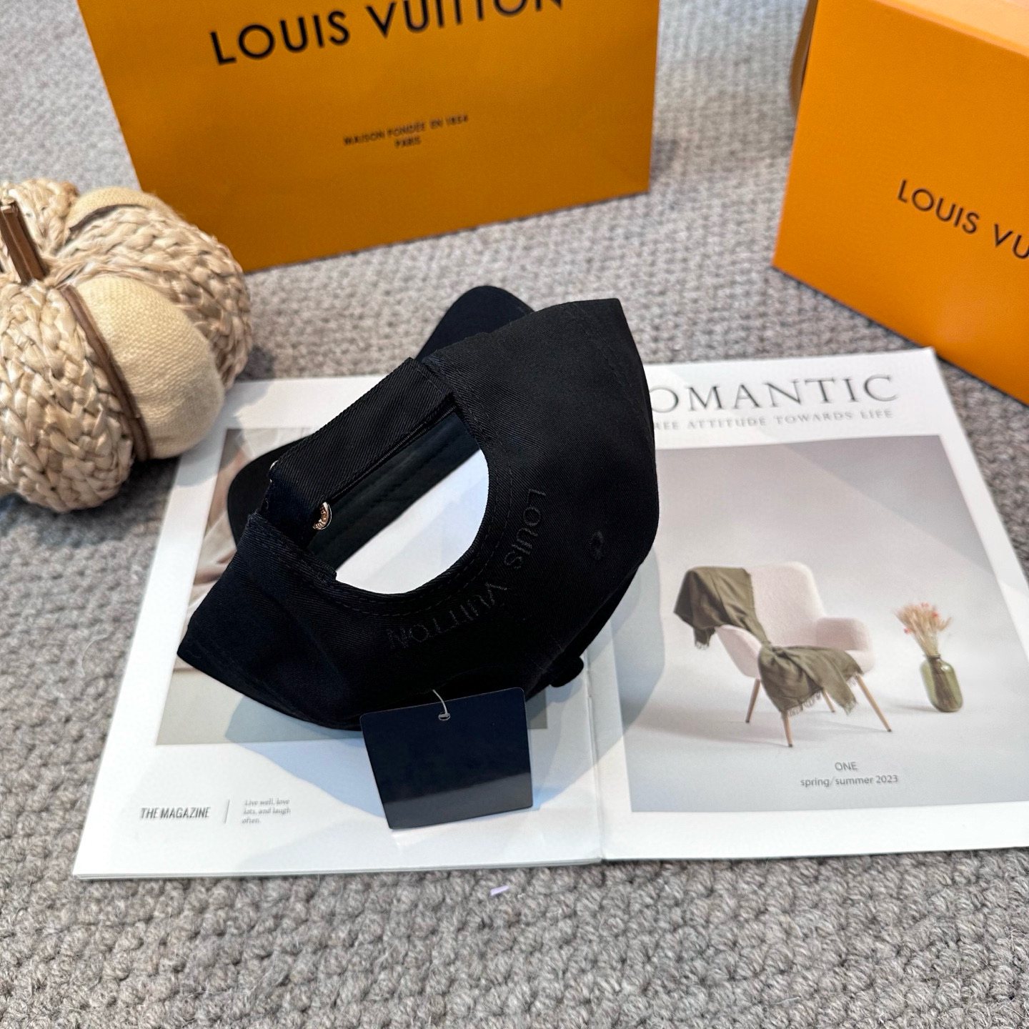 🧢路易威登棒球帽 LouisVuitton😍新款LV棒球帽，重工打造♥️高端大气，百搭款🤗男女通用！3色