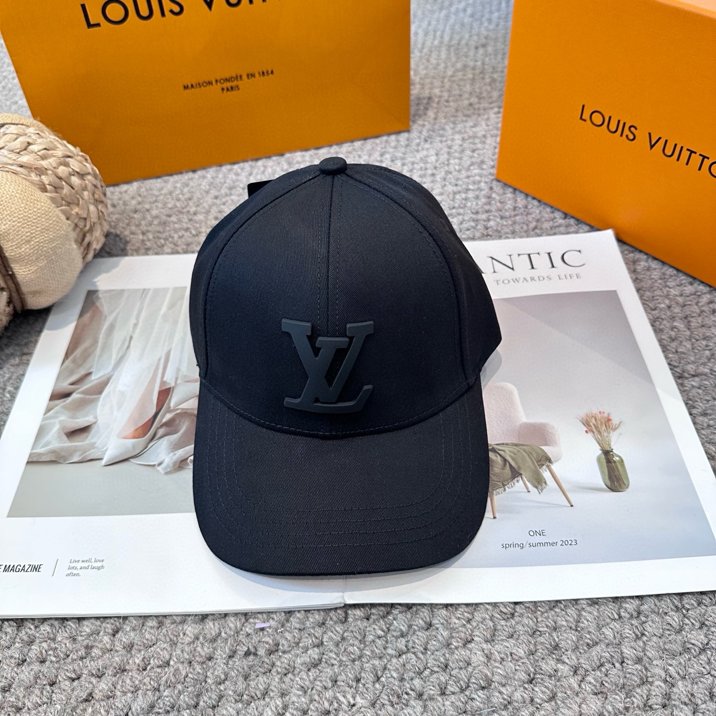 🧢路易威登棒球帽 LouisVuitton😍新款LV棒球帽，重工打造♥️高端大气，百搭款🤗男女通用！3色