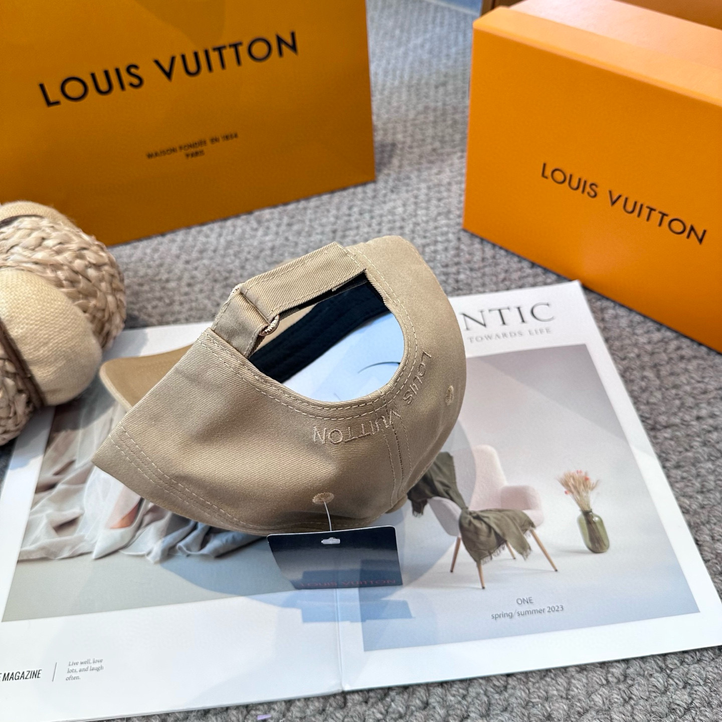 🧢路易威登棒球帽 LouisVuitton😍新款LV棒球帽，重工打造♥️高端大气，百搭款🤗男女通用！3色