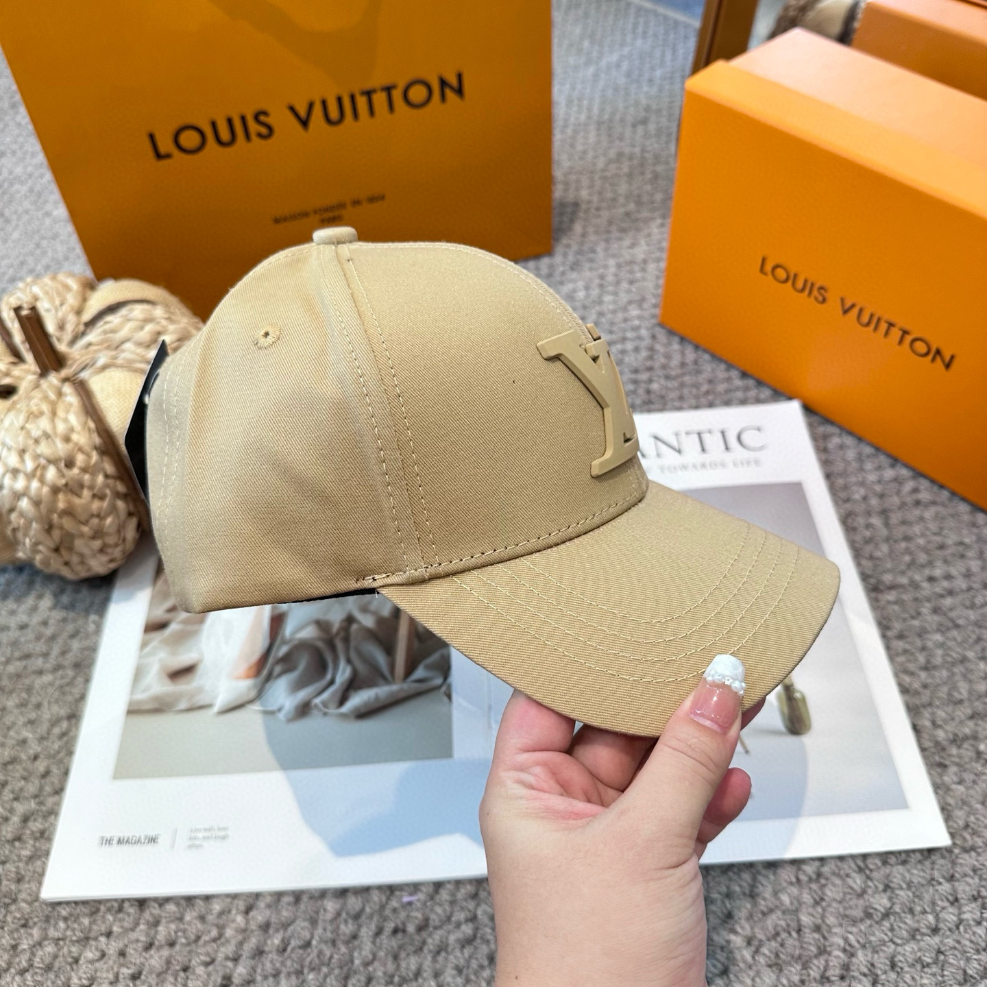 🧢路易威登棒球帽 LouisVuitton😍新款LV棒球帽，重工打造♥️高端大气，百搭款🤗男女通用！3色