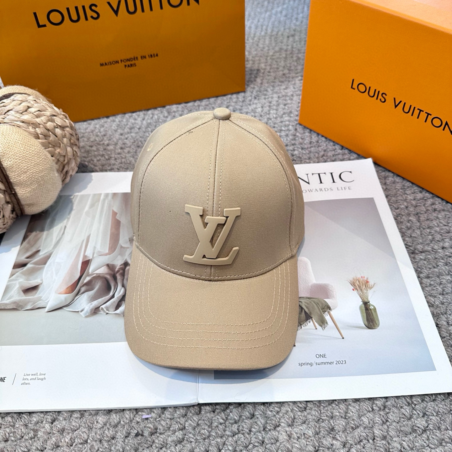 🧢路易威登棒球帽 LouisVuitton😍新款LV棒球帽，重工打造♥️高端大气，百搭款🤗男女通用！3色