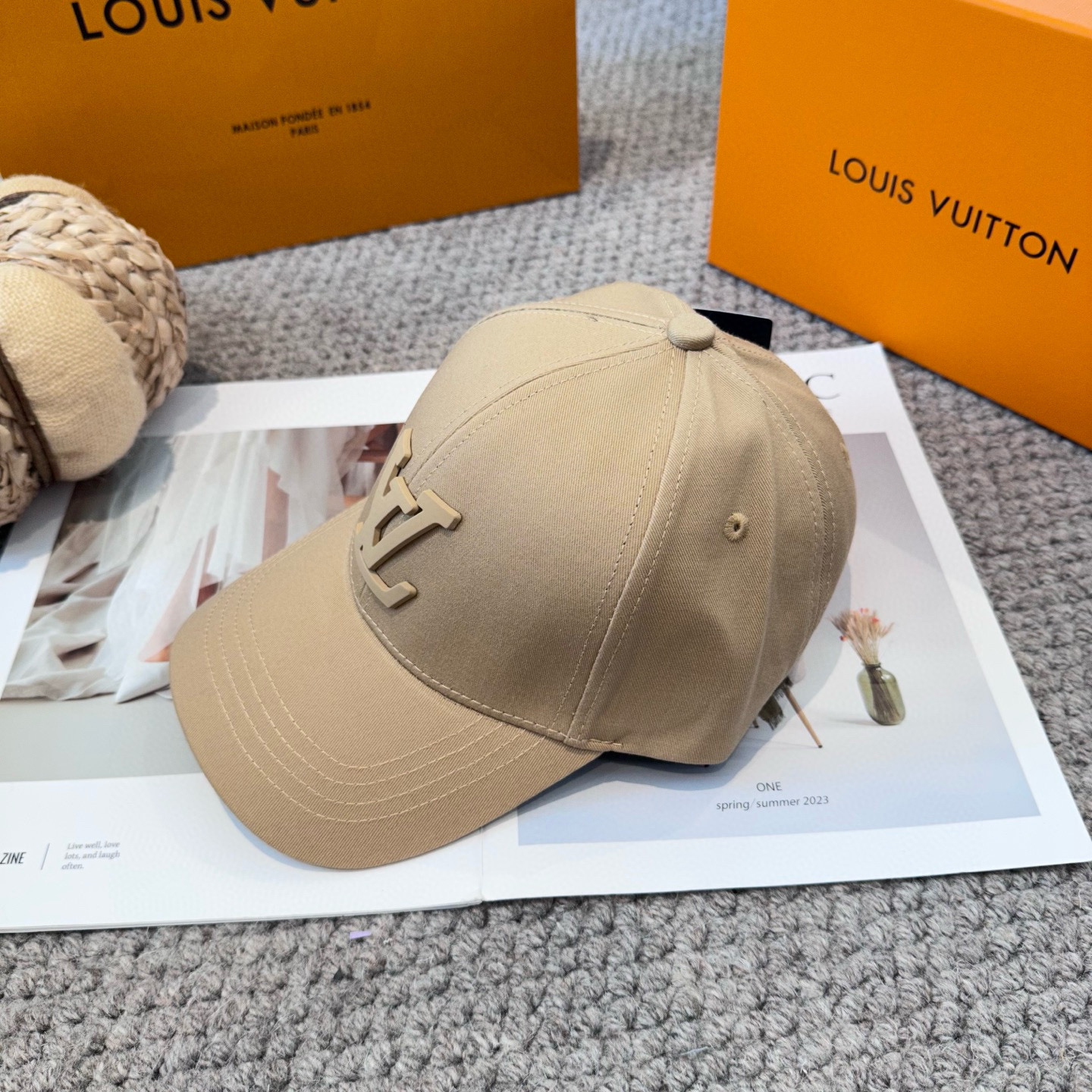 🧢路易威登棒球帽 LouisVuitton😍新款LV棒球帽，重工打造♥️高端大气，百搭款🤗男女通用！3色
