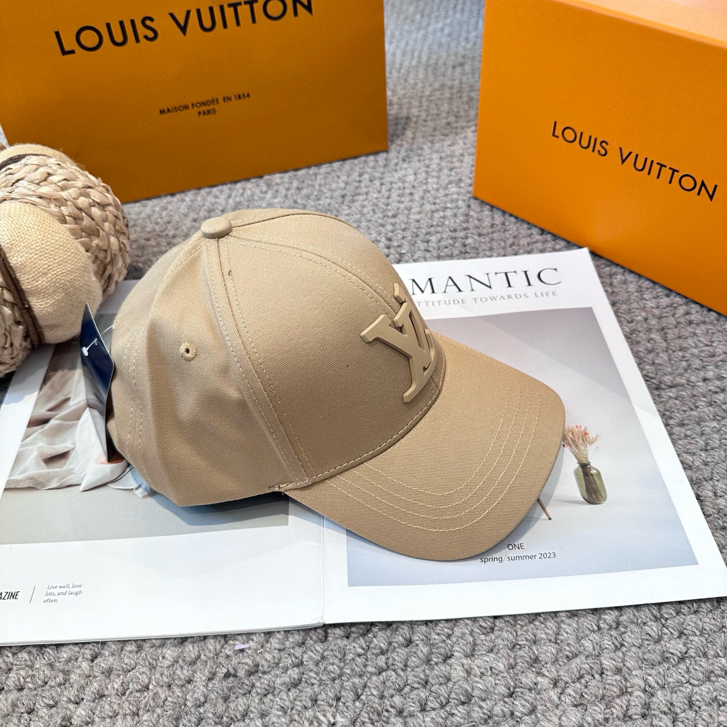 🧢路易威登棒球帽 LouisVuitton😍新款LV棒球帽，重工打造♥️高端大气，百搭款🤗男女通用！3色
