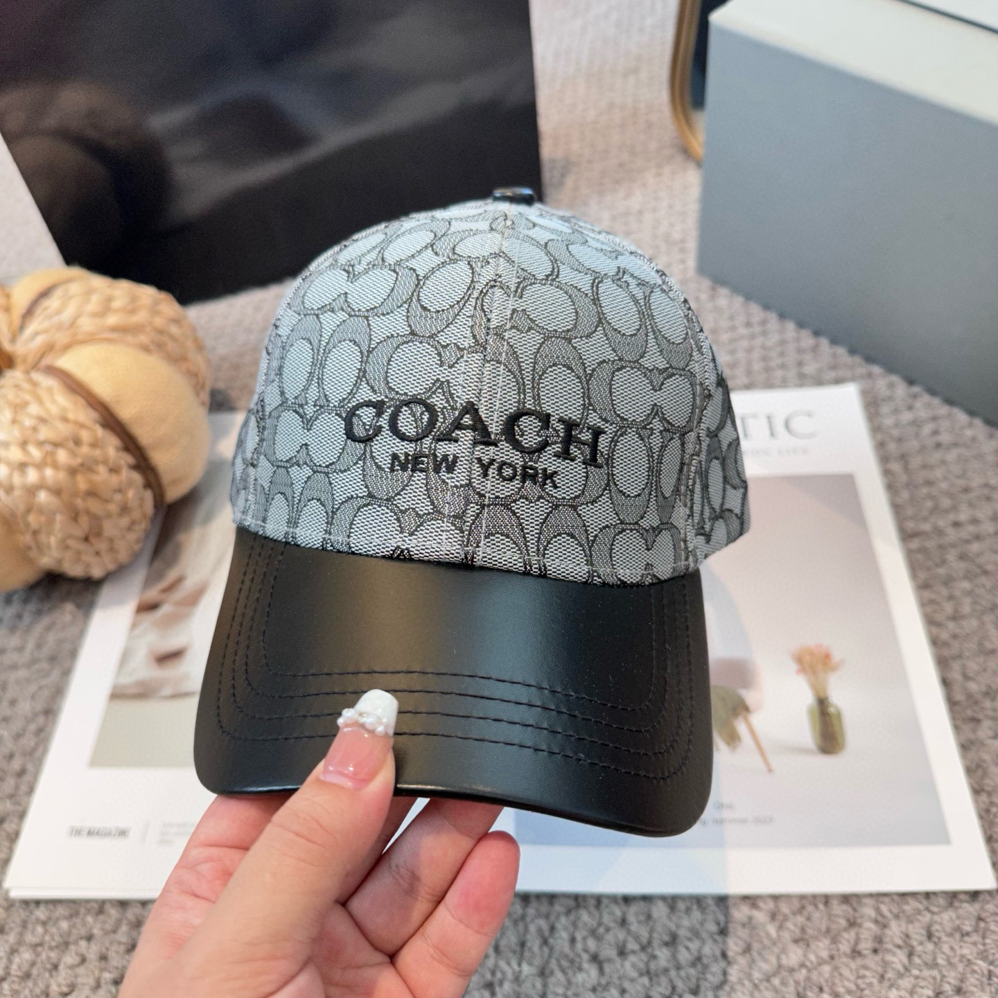  Coach蔻驰新款棒球帽
这款棒球帽真的百搭不过时，性价比也很高，美到逆袭～