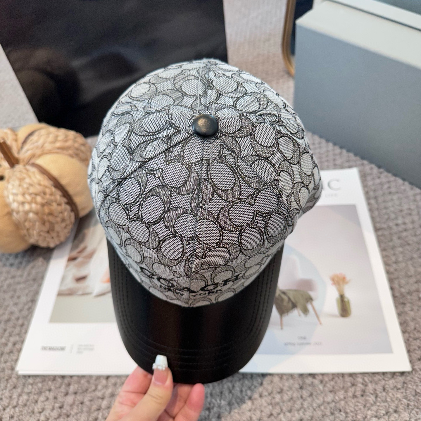  Coach蔻驰新款棒球帽
这款棒球帽真的百搭不过时，性价比也很高，美到逆袭～