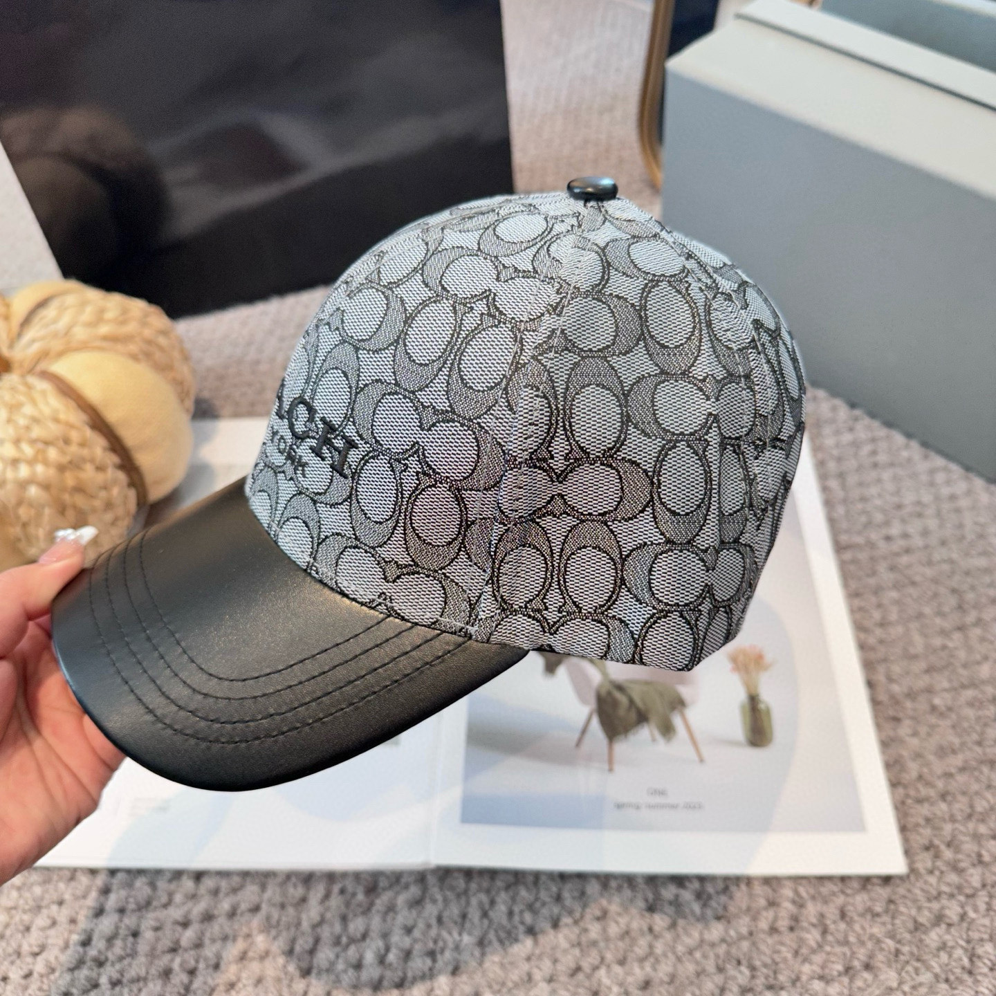  Coach蔻驰新款棒球帽
这款棒球帽真的百搭不过时，性价比也很高，美到逆袭～