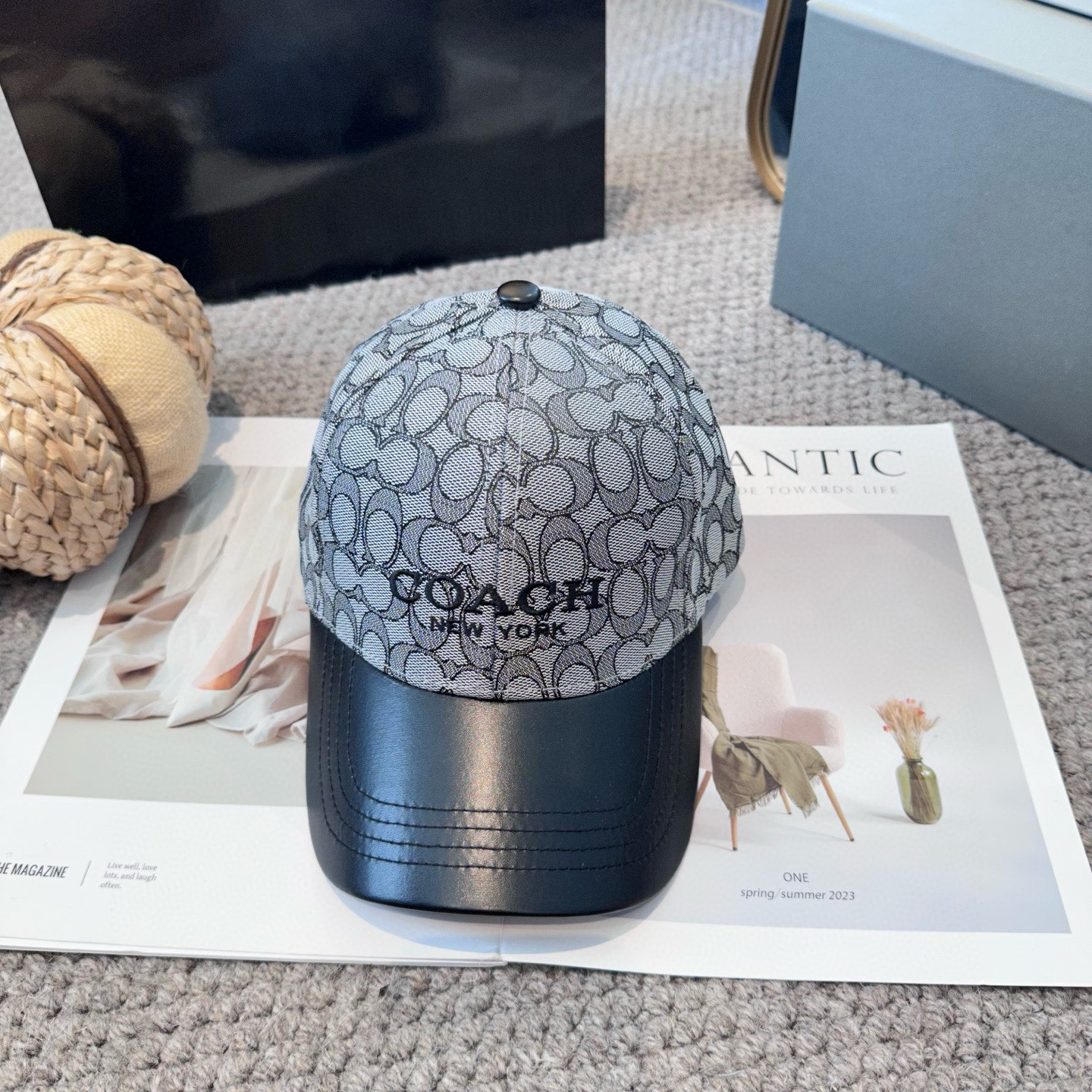  Coach蔻驰新款棒球帽
这款棒球帽真的百搭不过时，性价比也很高，美到逆袭～