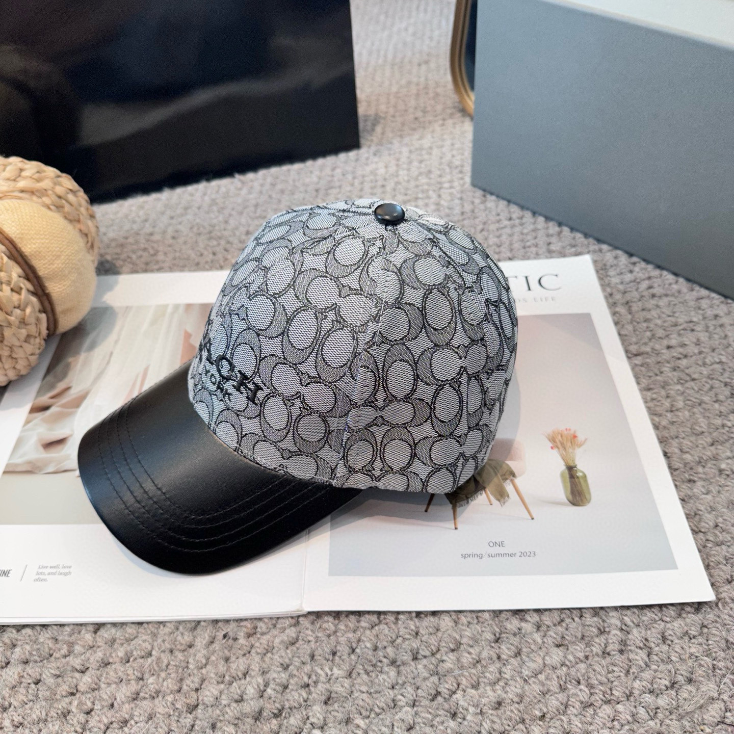  Coach蔻驰新款棒球帽
这款棒球帽真的百搭不过时，性价比也很高，美到逆袭～