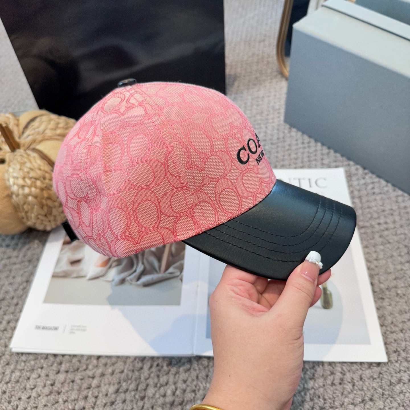  Coach蔻驰新款棒球帽
这款棒球帽真的百搭不过时，性价比也很高，美到逆袭～