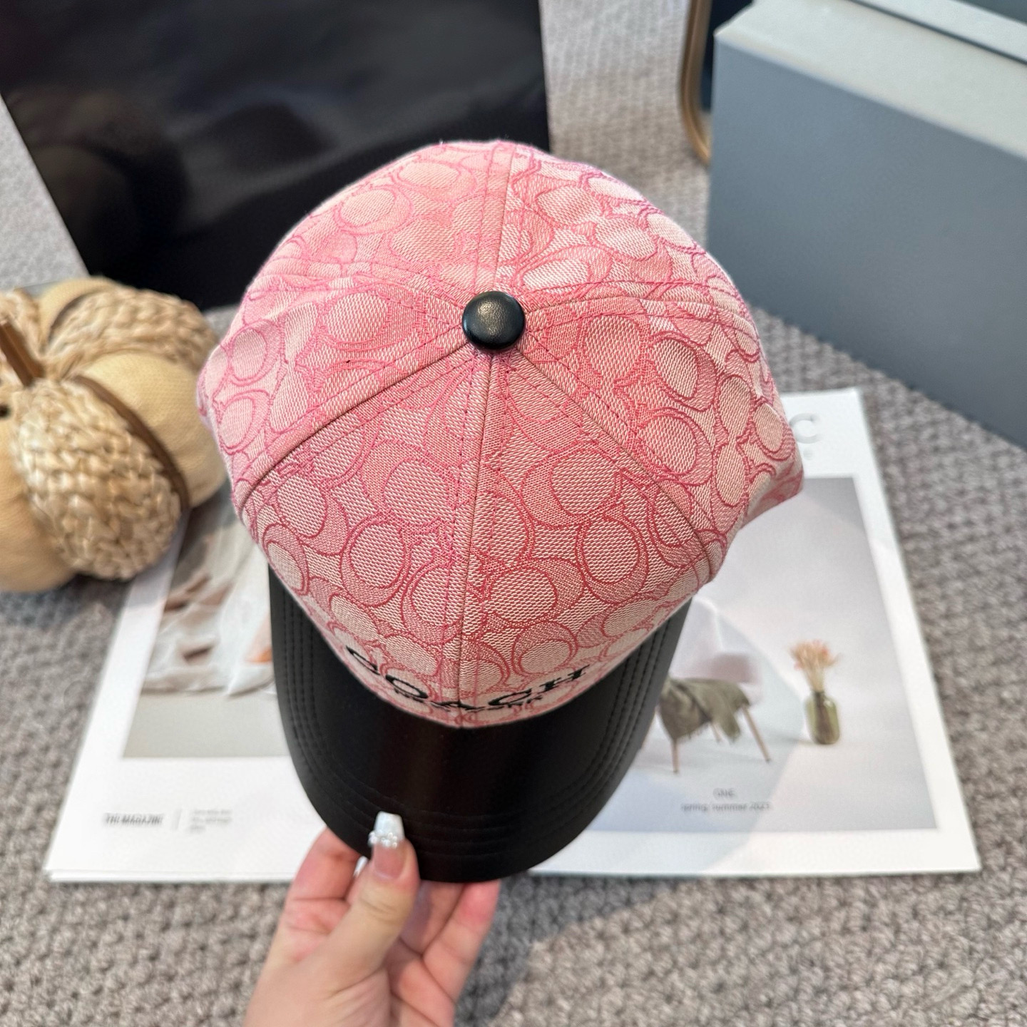  Coach蔻驰新款棒球帽
这款棒球帽真的百搭不过时，性价比也很高，美到逆袭～