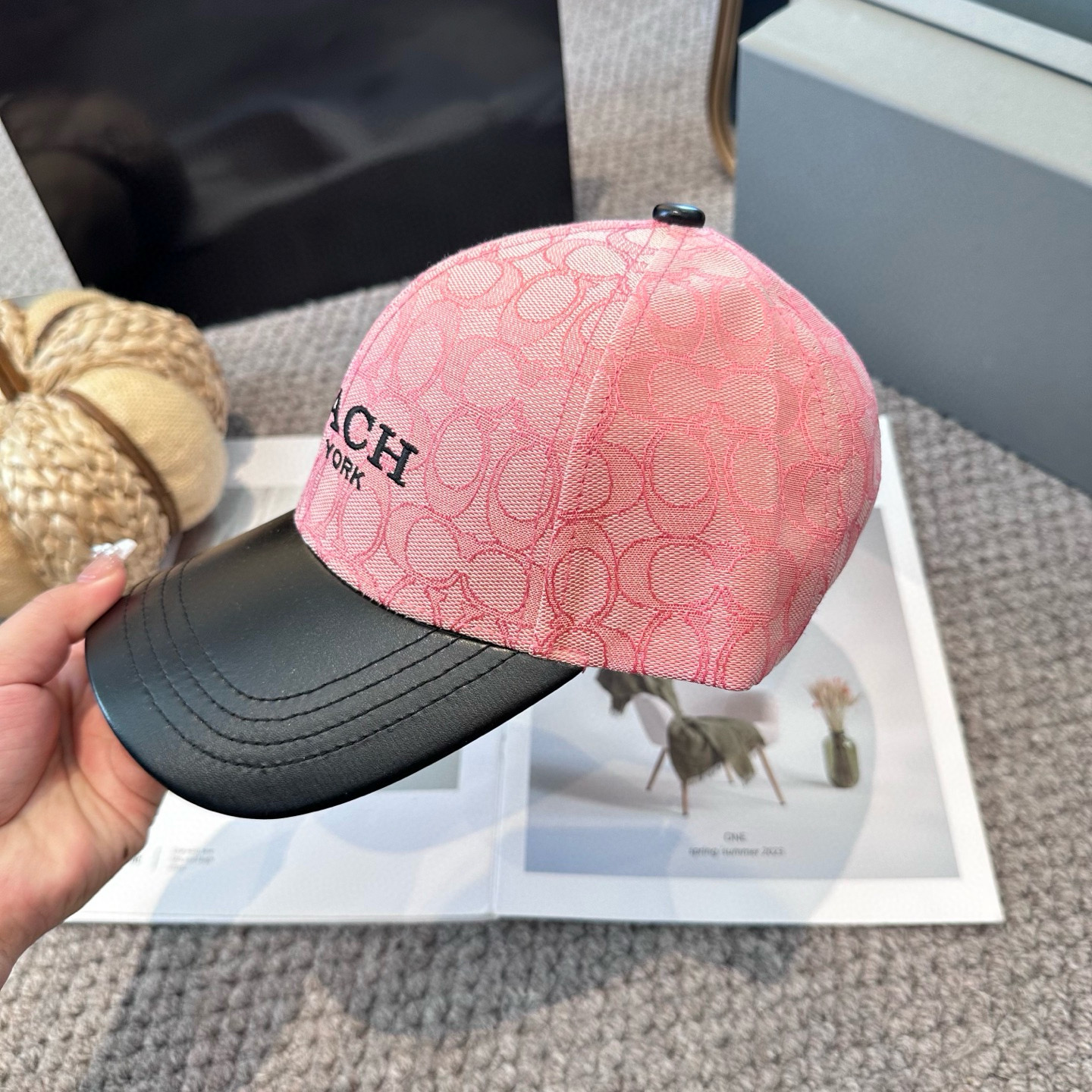  Coach蔻驰新款棒球帽
这款棒球帽真的百搭不过时，性价比也很高，美到逆袭～